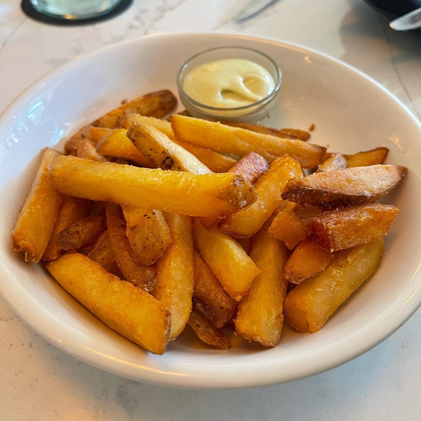 I had the most delicious lunch at @johnsfoodandwine yesterday. It&rsquo;s in the old Nookie&rsquo;s space on Halsted in Lincoln Park. They did a gorgeous job transforming the space; very few restaurants in the Sheffield Neighbors Historic District gi