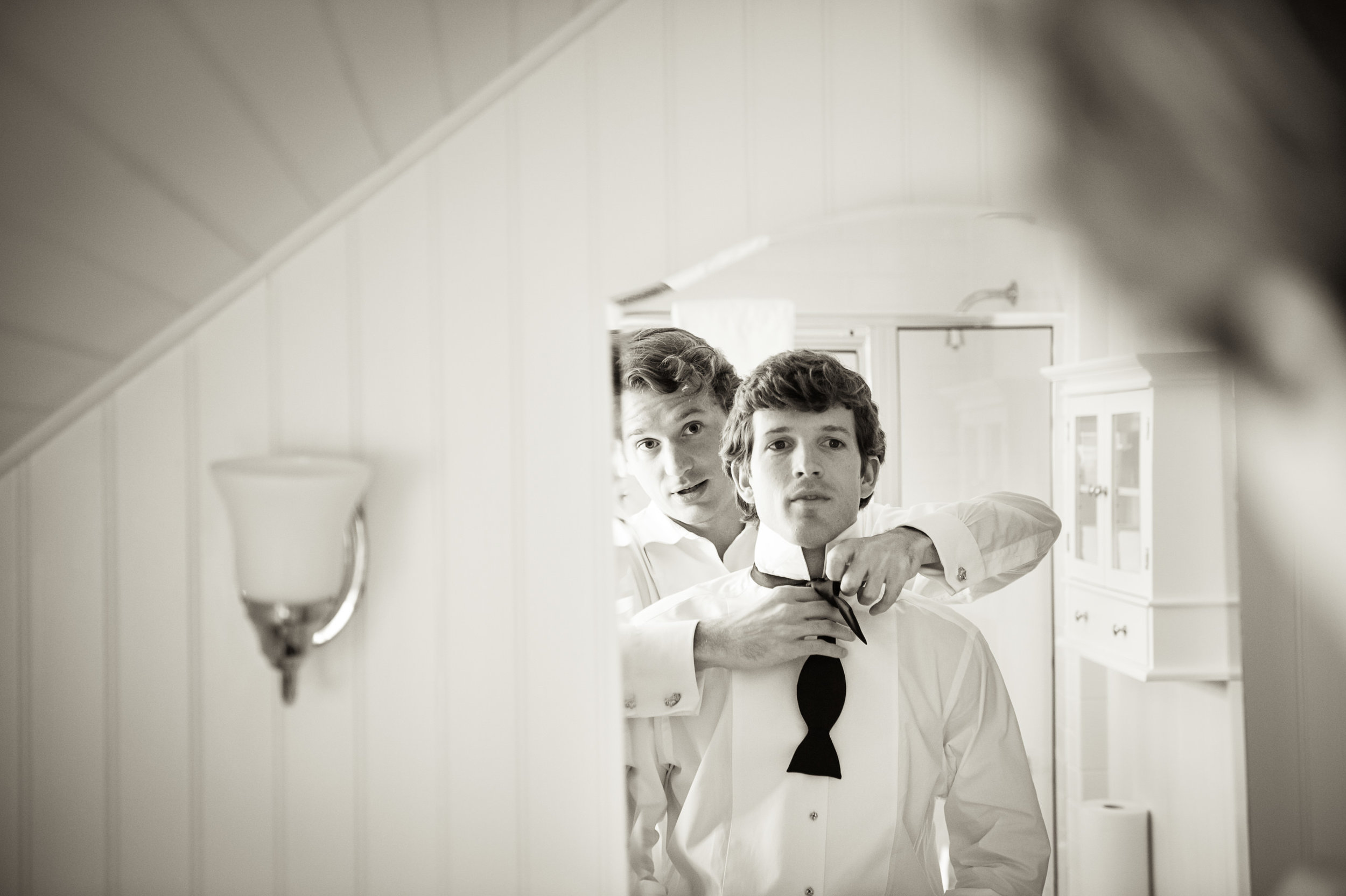 04_JLport_top_NYC_Photographer_Groomsmen_Groom_Bowtie_Getting_Ready.JPG