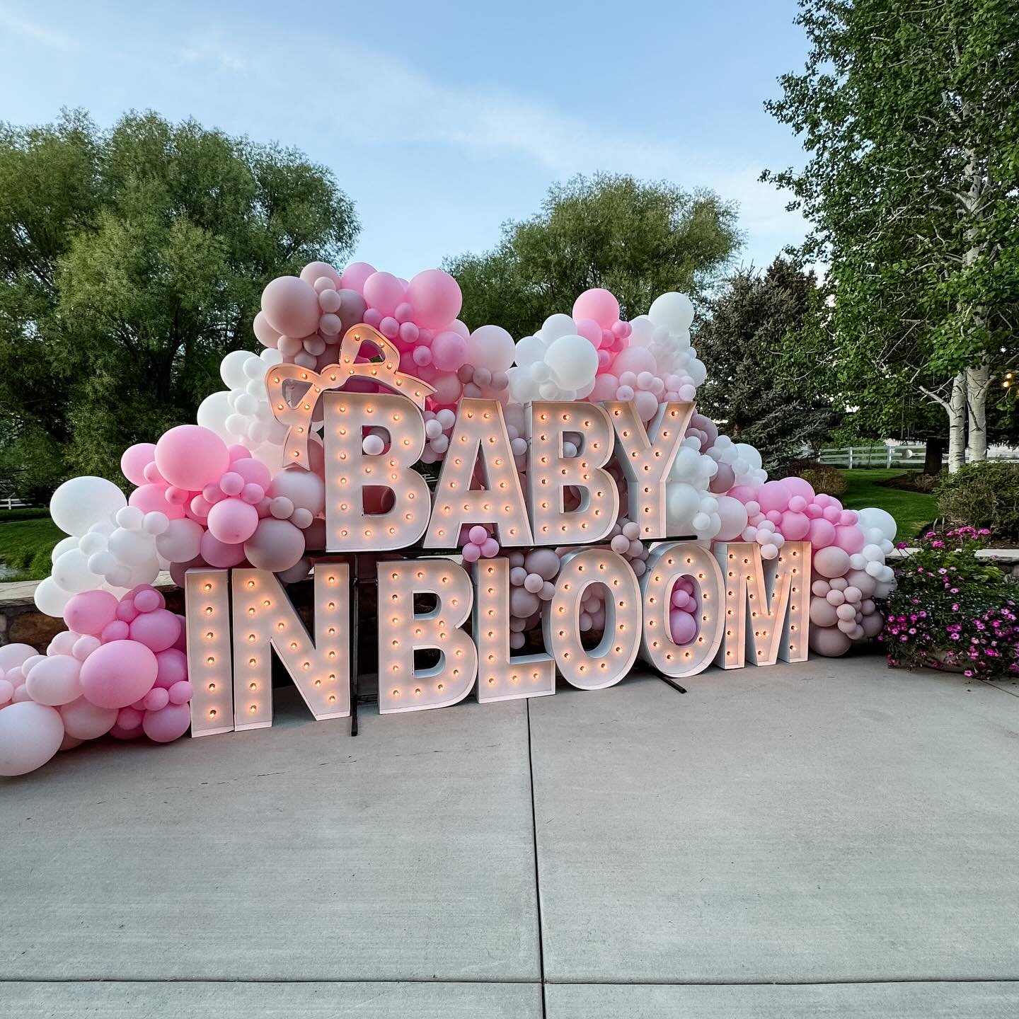 🎀🌸 Baby in Bloom 🌸🎀
Celebrating the beautiful mama-to-be with a beautiful view, sweet moments of joy, and lots of pink and flowers! Guests created their own floral arrangements tied off with a pink bow and soaked up the joy of new life on the way