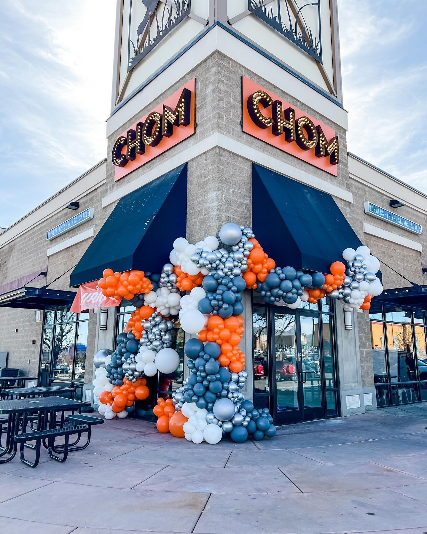 These warmer days have me so excited for summer and one of my fave meals&hellip; burgers 🍔🤤 @chomburger is one of our absolute must stops for the beautiful burgers, but the milkshakes make the whole experience sweet! Swipe to see a cutesy balloon b