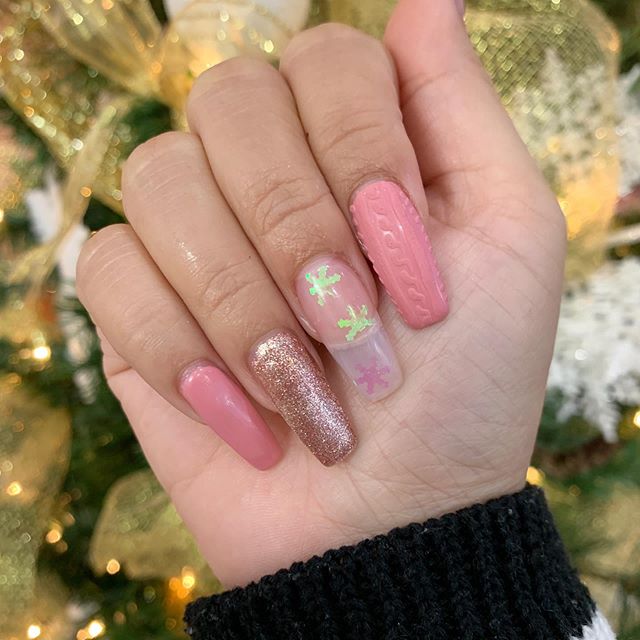 Another variation of holiday nails! Sweater weather🥶🎄 #houstonnails #nailsofinstagram #richmondtx #houstontx #holidaynails #powdernails #acrylicnails #shellacnails