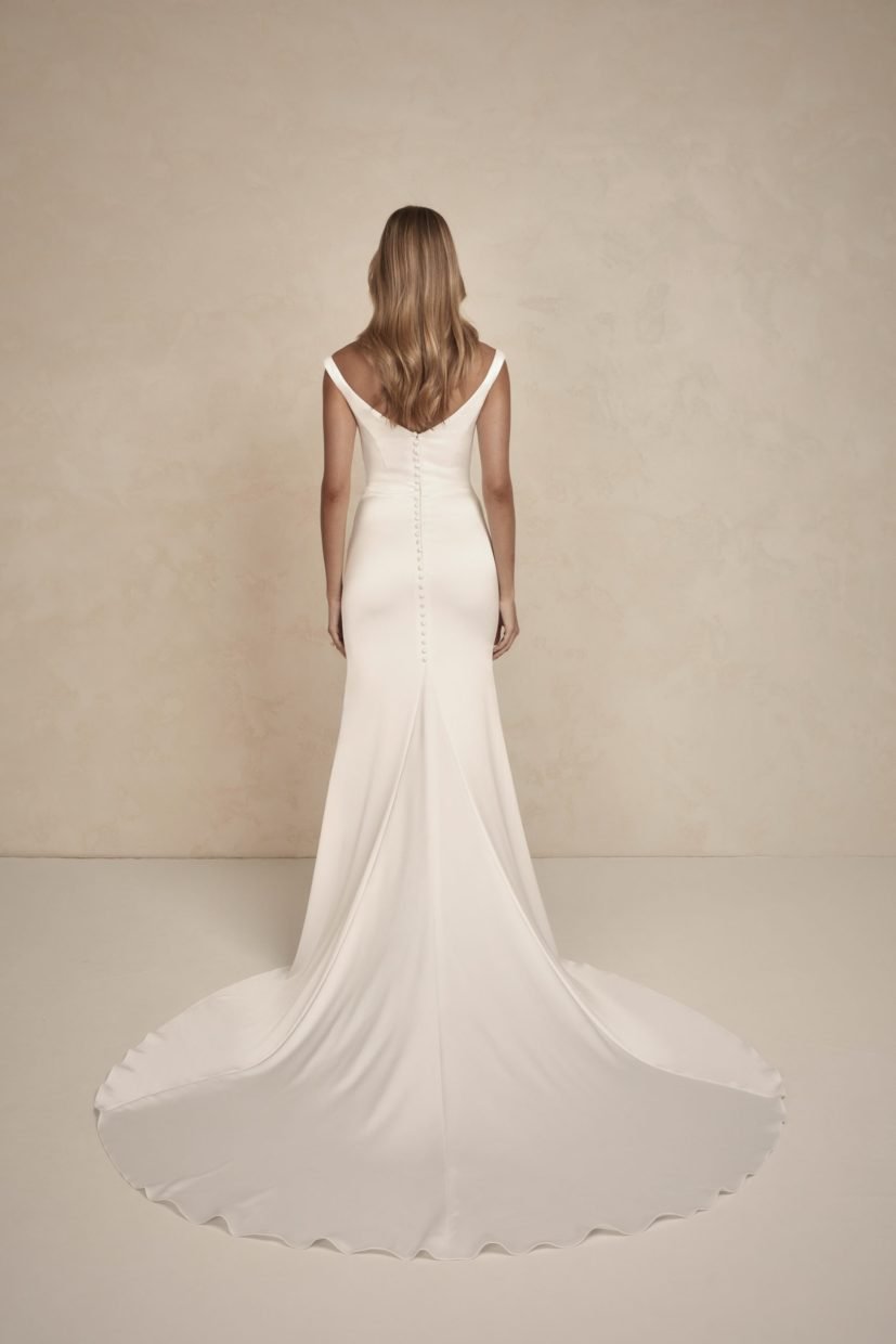 Isla-Sleek-Wedding-Dress-Made-With-Love-Bridal-Studio-4-scaled-827x1240.jpg