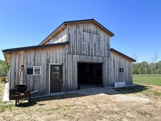 High School Students in Shoals Build Barn for School's Farm ・ Indiana