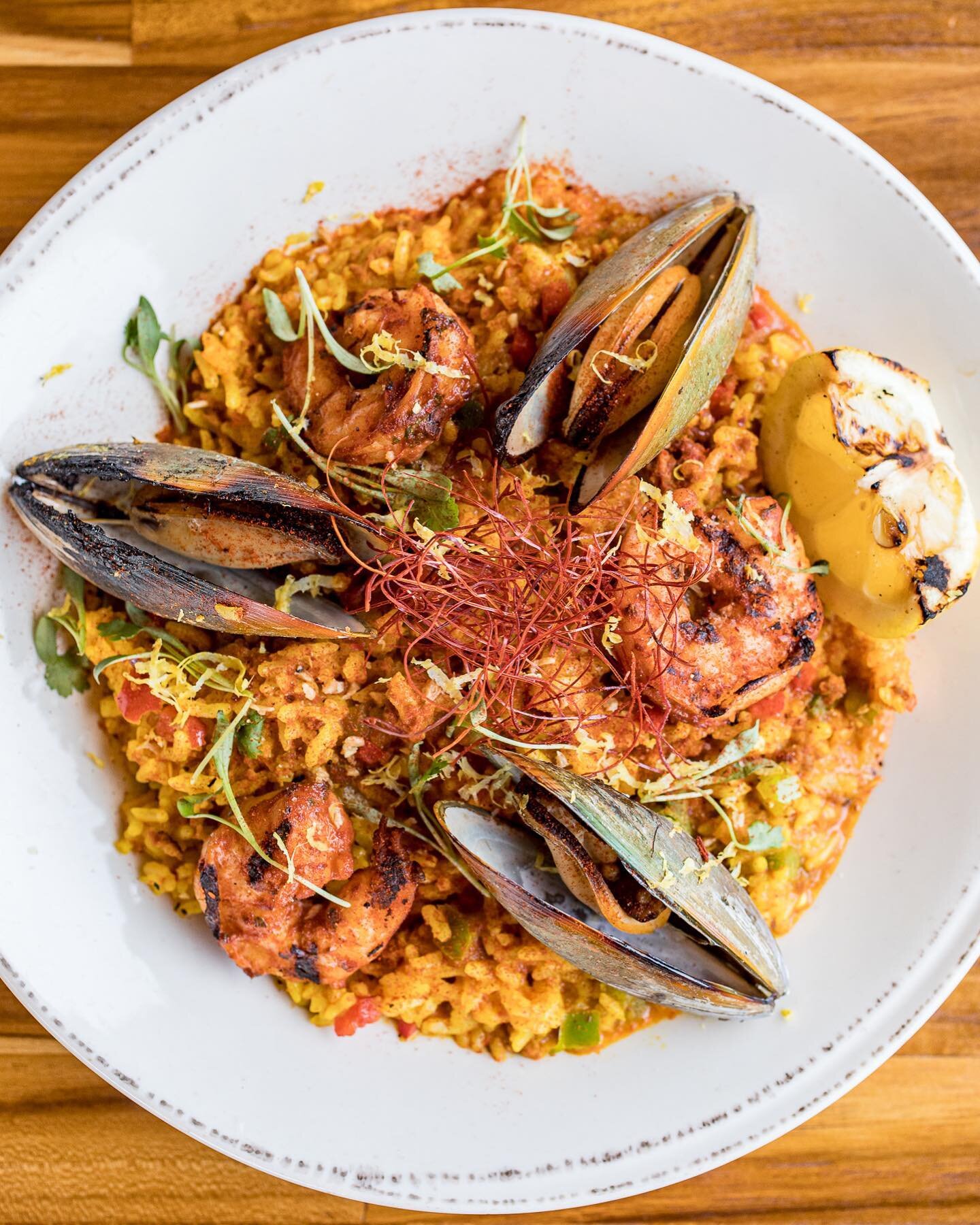 🦐Our Pacific Paella 🦐 
It is the perfect dish to go along with Del Mar&rsquo;s perfect weather! 
✨Enjoy the sunshine on our patio✨