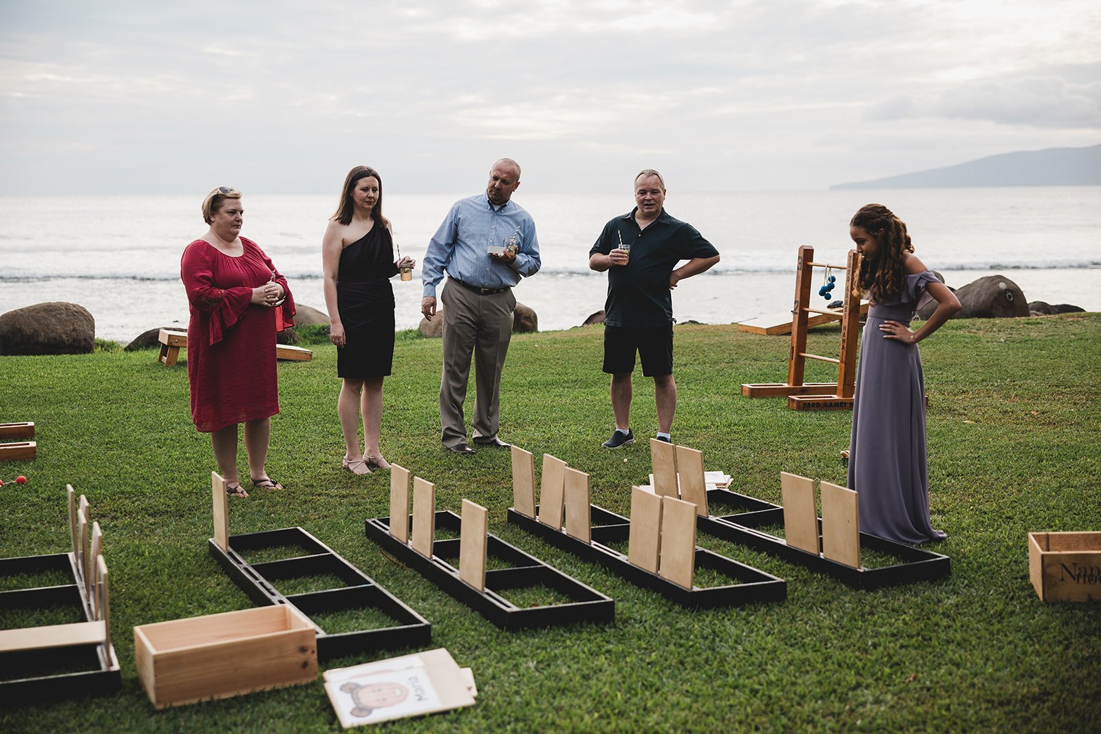 wedding-photo-family-playing-guess-who-maui-tara-lee-2.jpeg