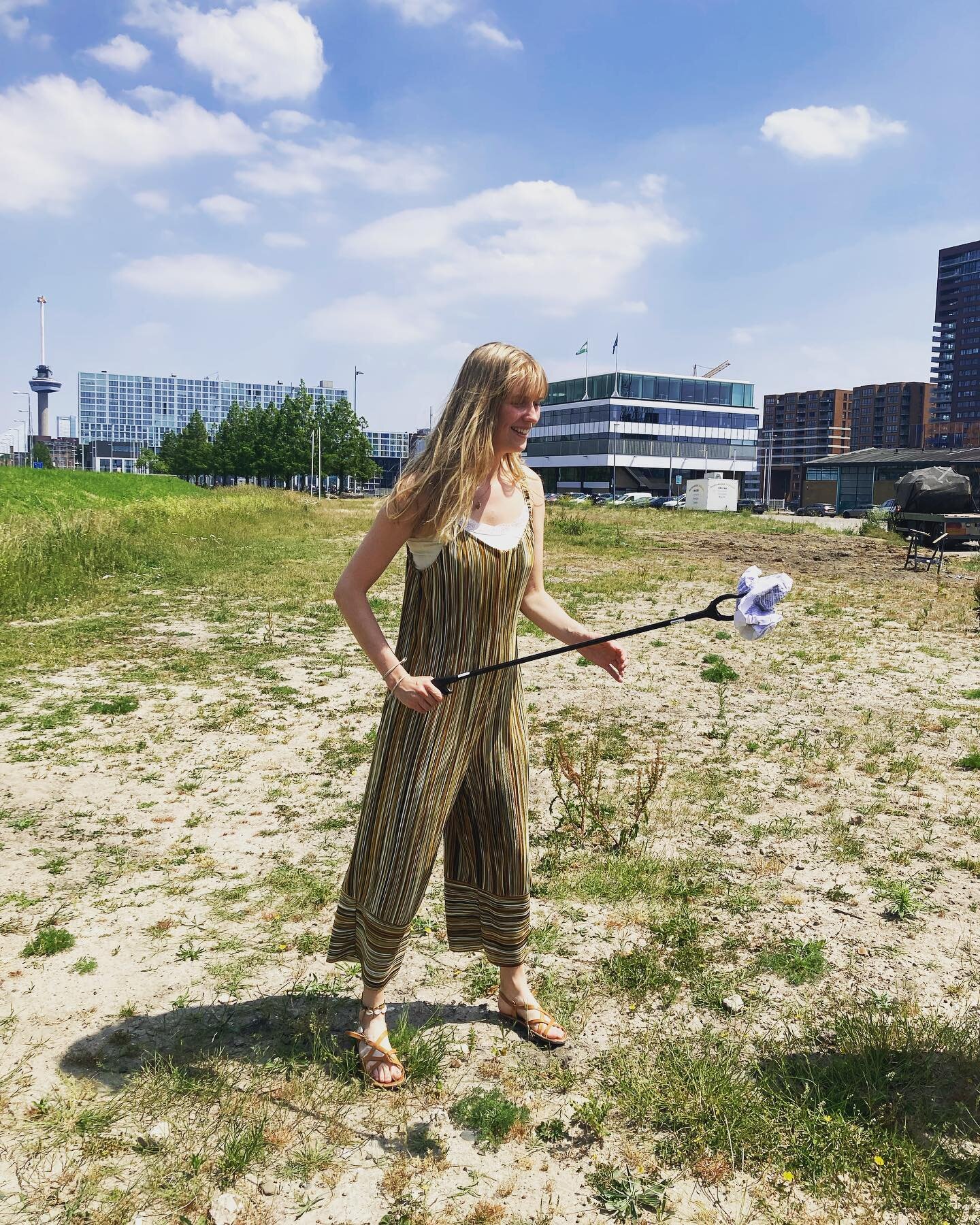 BIODIVERSITEIT &bull; tijdens haar stage bij ons verdiept Smilla zich in de milieuproblemen waar we met Dakdorpen aan werken, en vandaag zette ze ons aan het werk. afval zorgt voor een vervuilde bodem en een ongezonde omgeving voor vele dieren, dus g