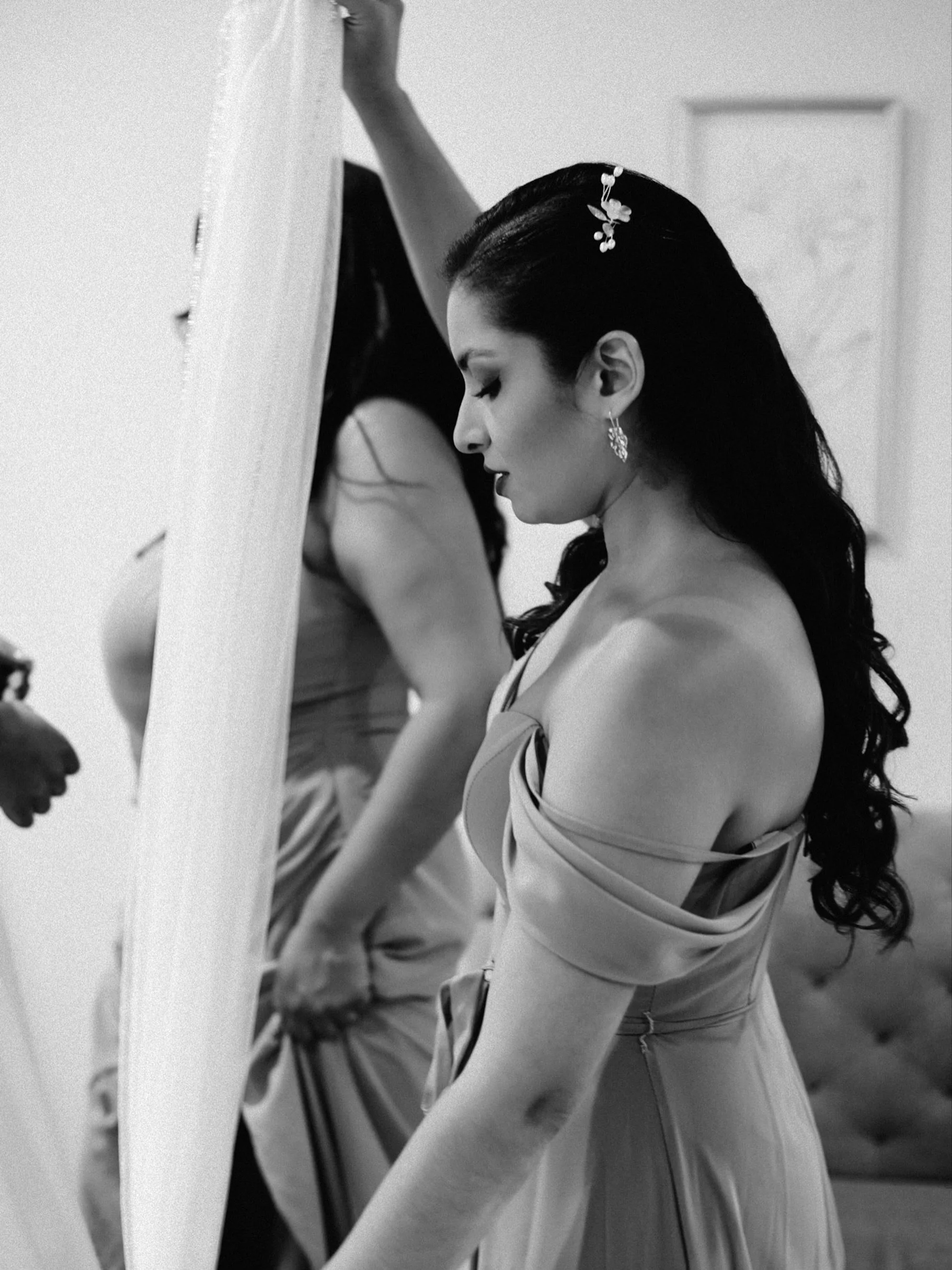 Behind every bride is a best friend holding up the veil and holding down the fort. 🤍✨

There is something so effortlessly special about the quiet, behind-the-scenes moments before you walk down the aisle. The hands fixing your hair, the subtle glanc