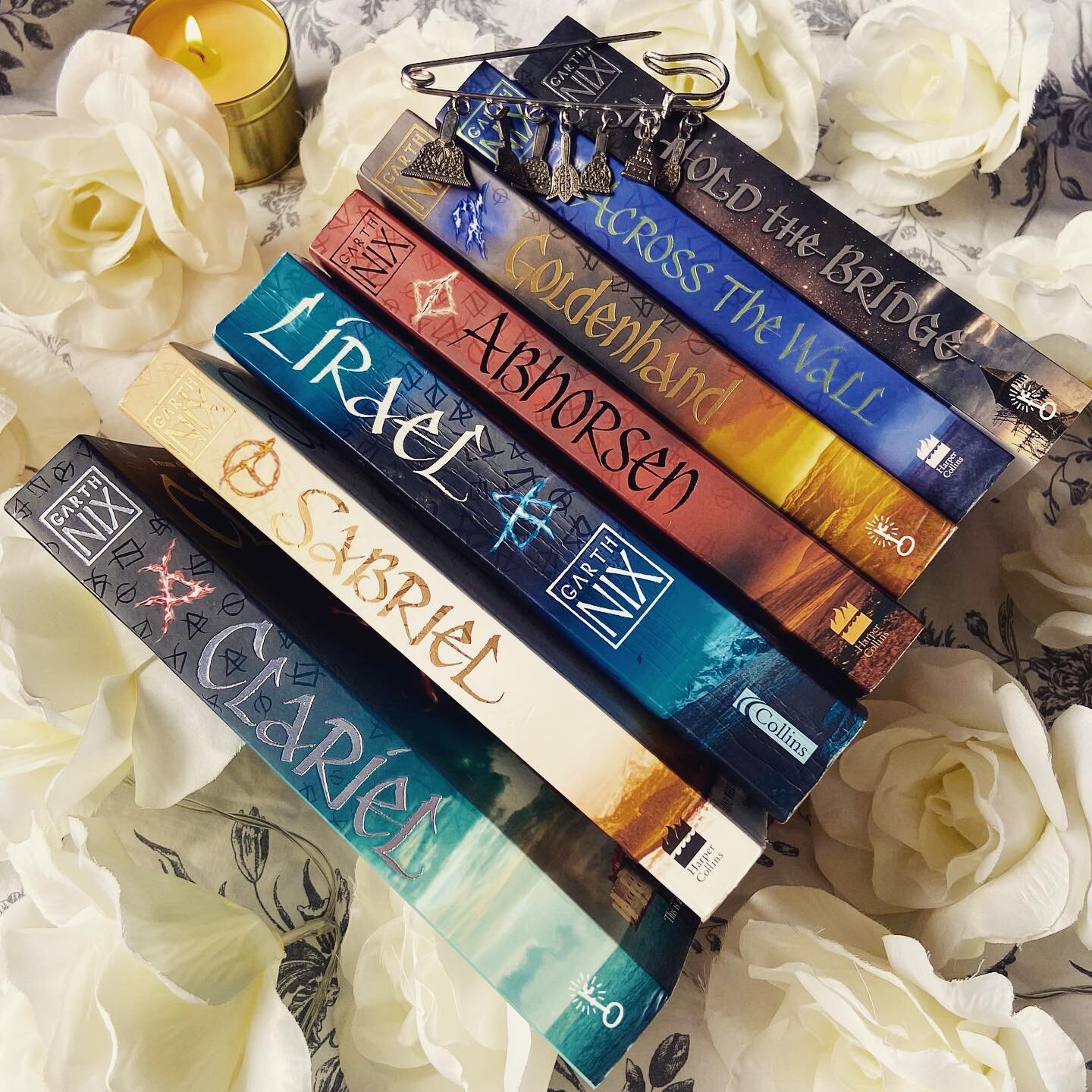🌟🔔𝐓𝐡𝐞 𝐎𝐥𝐝 𝐊𝐢𝐧𝐠𝐝𝐨𝐦 𝐒𝐞𝐫𝐢𝐞𝐬🔔🌟⁣
⁣
If somebody knows where I can purchase a copy of Lirael that&rsquo;s spine matches the others, please do let me know, because this just won&rsquo;t do&hellip; 😂😭⁣
⁣
⭐️I can&rsquo;t recommend this