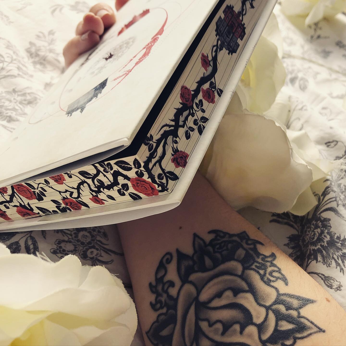 🥀𝐆𝐀𝐋𝐋𝐀𝐍𝐓🥀⁣
⁣
I saw the edging on Gallant, and it immediately reminded me of my traditional rose &ndash; I think it&rsquo;s the thorns that did it.⁣ Is matching book covers to tattoos a thing? It is now, anyway&hellip; 
⁣
I&rsquo;m not sure o