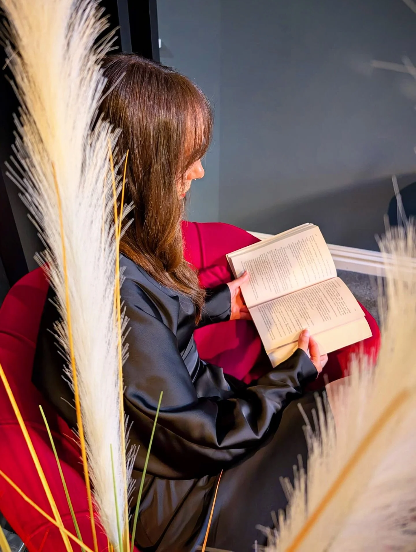 When the others take too long getting ready to leave&hellip; 🙄📖⁣
⁣
I will get a cheeky page read any time, any place.⁣
⁣
Reading update! 📚⁣
⁣
After reading Crime and Punishment, I decided to go for something completely different, so I&rsquo;m curr