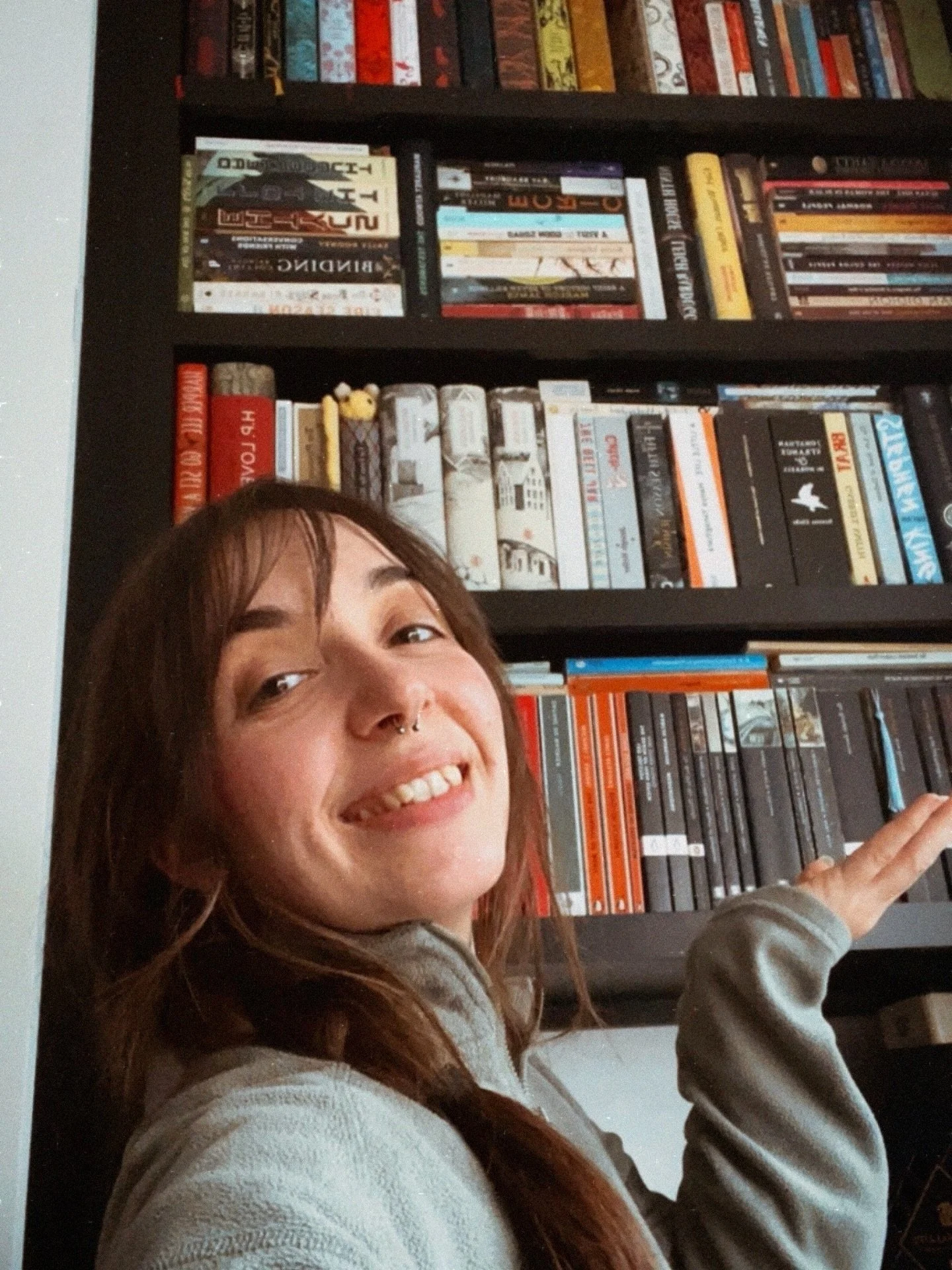 Happy World Book Day, folks! 📚 ⁣
⁣
Enjoy this low quality photo of me and my bookshelves. I had no other content to post. 💁&zwj;♀️😘 More than that though, enjoy your books. Love them. Admire them. Most of all &ndash; read them!⁣
⁣
(Also write them