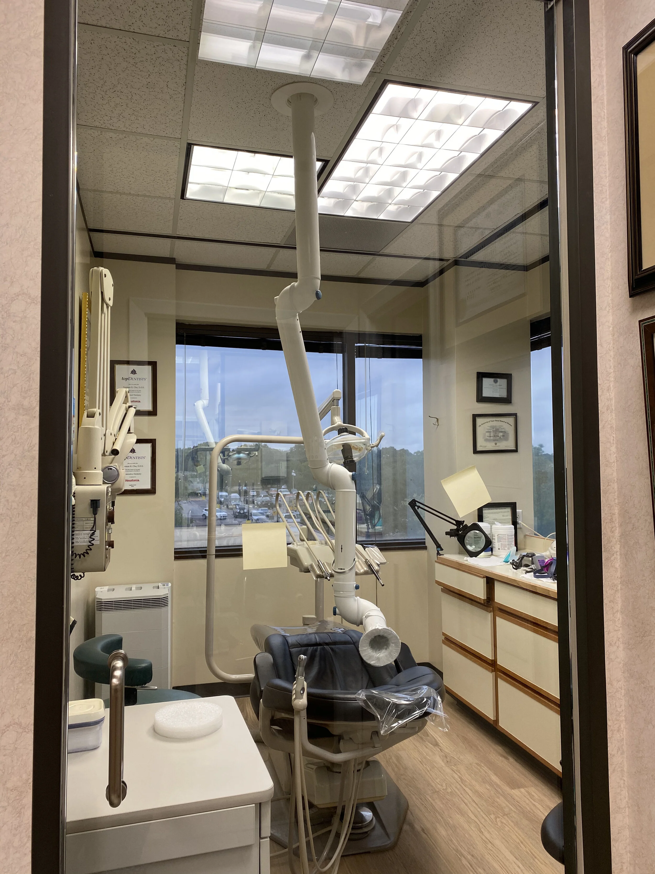 Negative pressure operatories with Nederman source capture aerosol extraction arms vented to outside air and IQAir purifier.