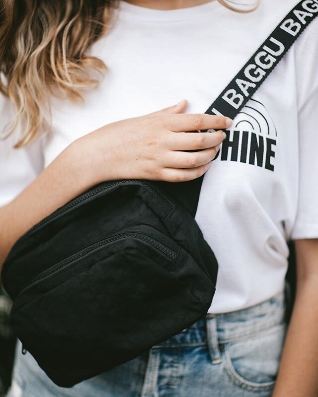 𝗢𝘂𝘁𝗳𝗶𝘁 𝗼𝗳 𝘁𝗵𝗲 𝗱𝗮𝘆 
Fanny Pack - Baggu, also comes in eucyaluptus and mustard color. Perfect to wear on your hips or over the body. 
Shirt - Well+Far Shine tee, comes in sizes s,m,l. 
Looks great also tucked in or in a knot. Relaxed fit.