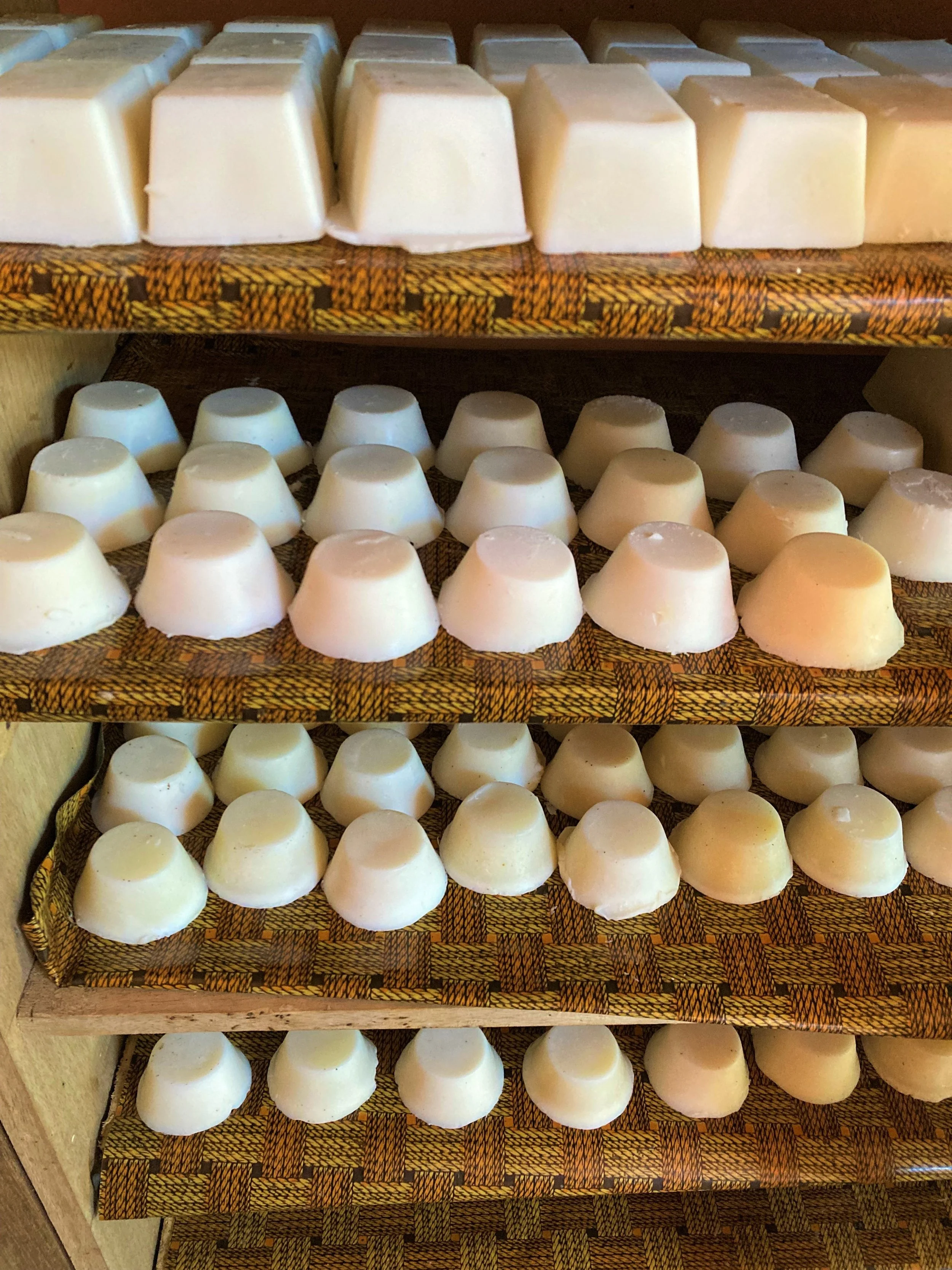 Produção de sabão artesanal continua na comunidade de pescadores da Praia Abade