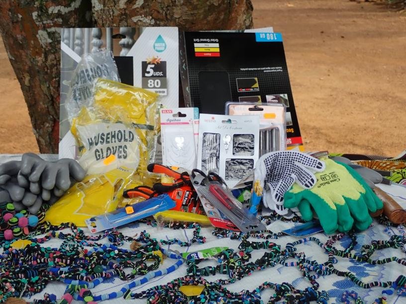 Parceiros entregam materiais de trabalho à Associação Facilita Fora Umuen e à Cooperativa de Artesãs Inovadoras do Príncipe