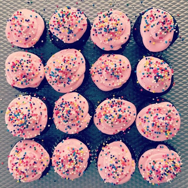 These naughty #dopecakes are off to party along #sunsetblvd. Ooh la la. 🎀