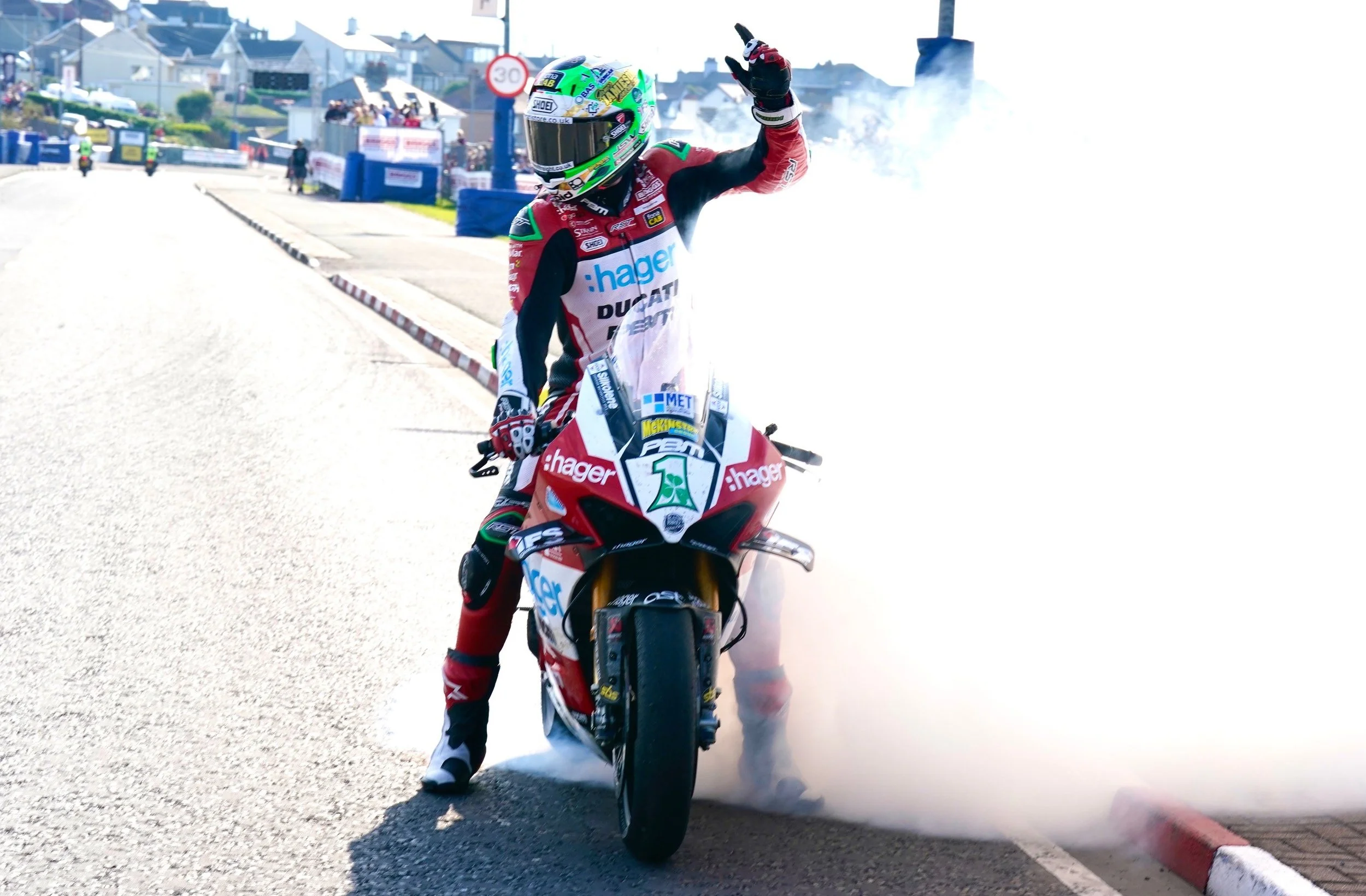 Metzeler’s hat-trick heroes Irwin and Todd dominate 2024 North West 200