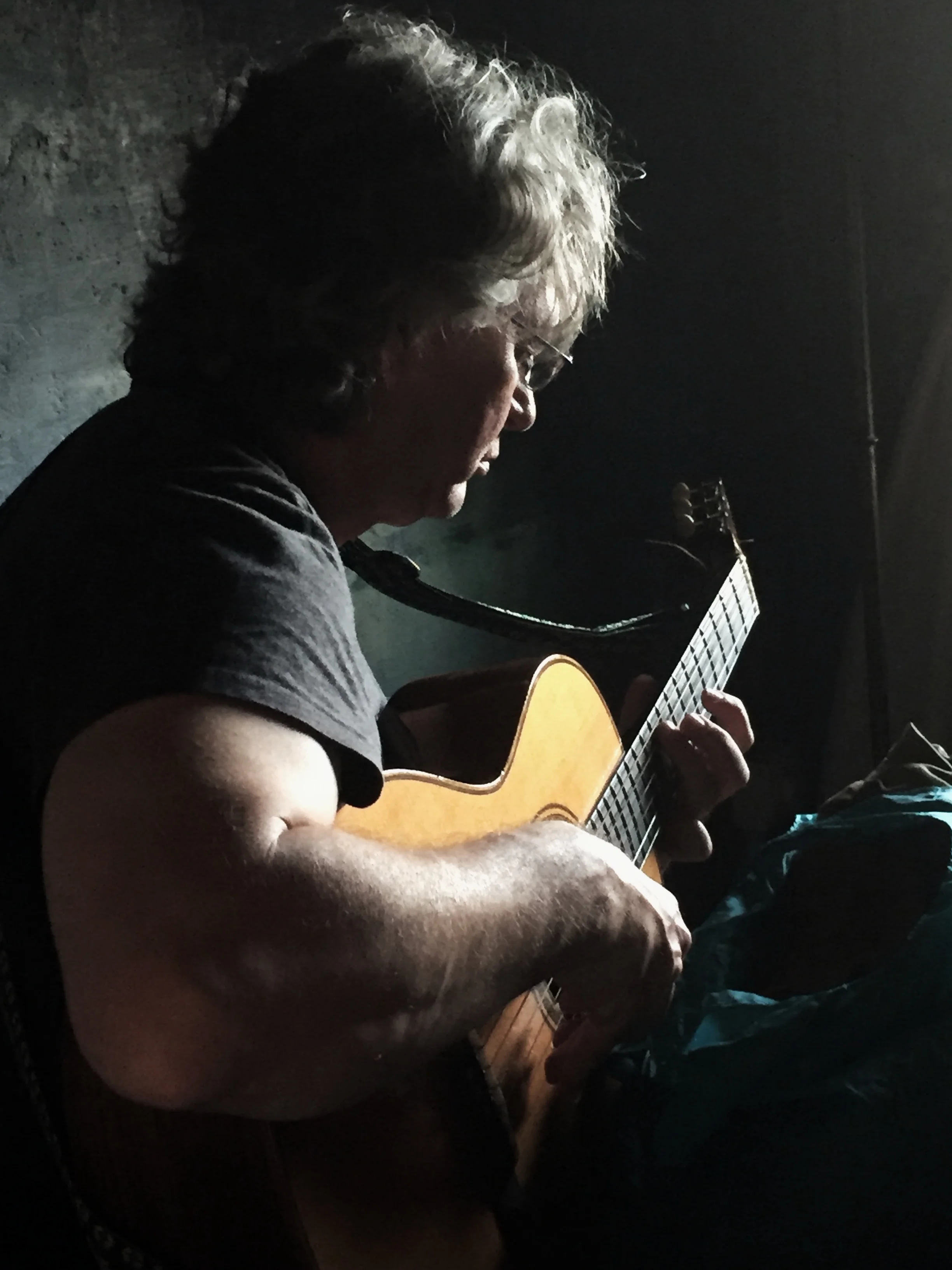Tom+and+guitar.jpg