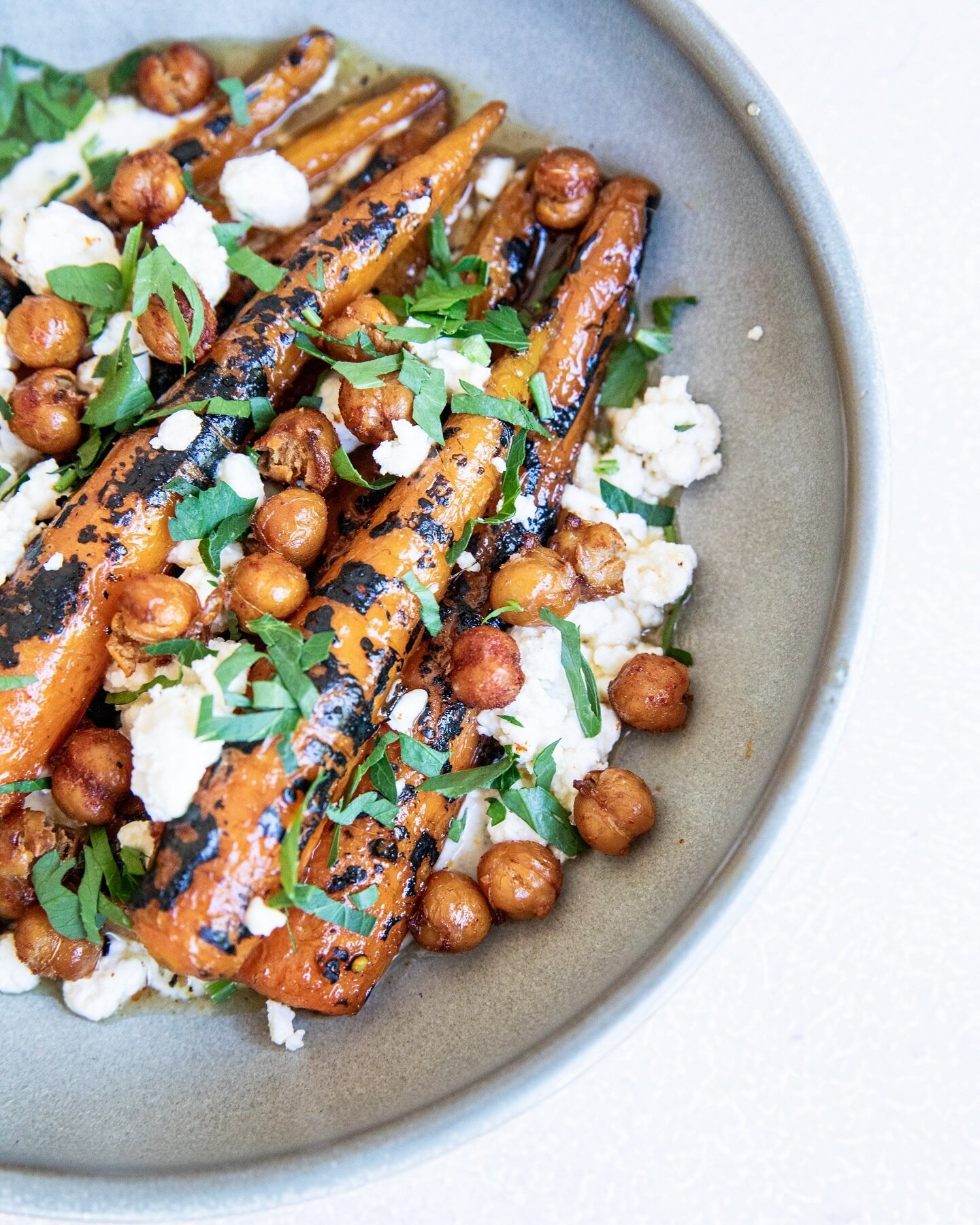 🥕 𝐚 𝐬𝐚𝐯𝐨𝐮𝐫𝐲 𝐝𝐞𝐥𝐢𝐠𝐡𝐭 🥕

Moroccan Careots served with harissa sauce, Greek yogurt, feta and crispy chickpeas. 

📸 @rachelchevell

#themezclub #byronbay #byronbayeats #byronbayrestaurants #visitbyronbay #destinationbyronbay #dinnerbyro