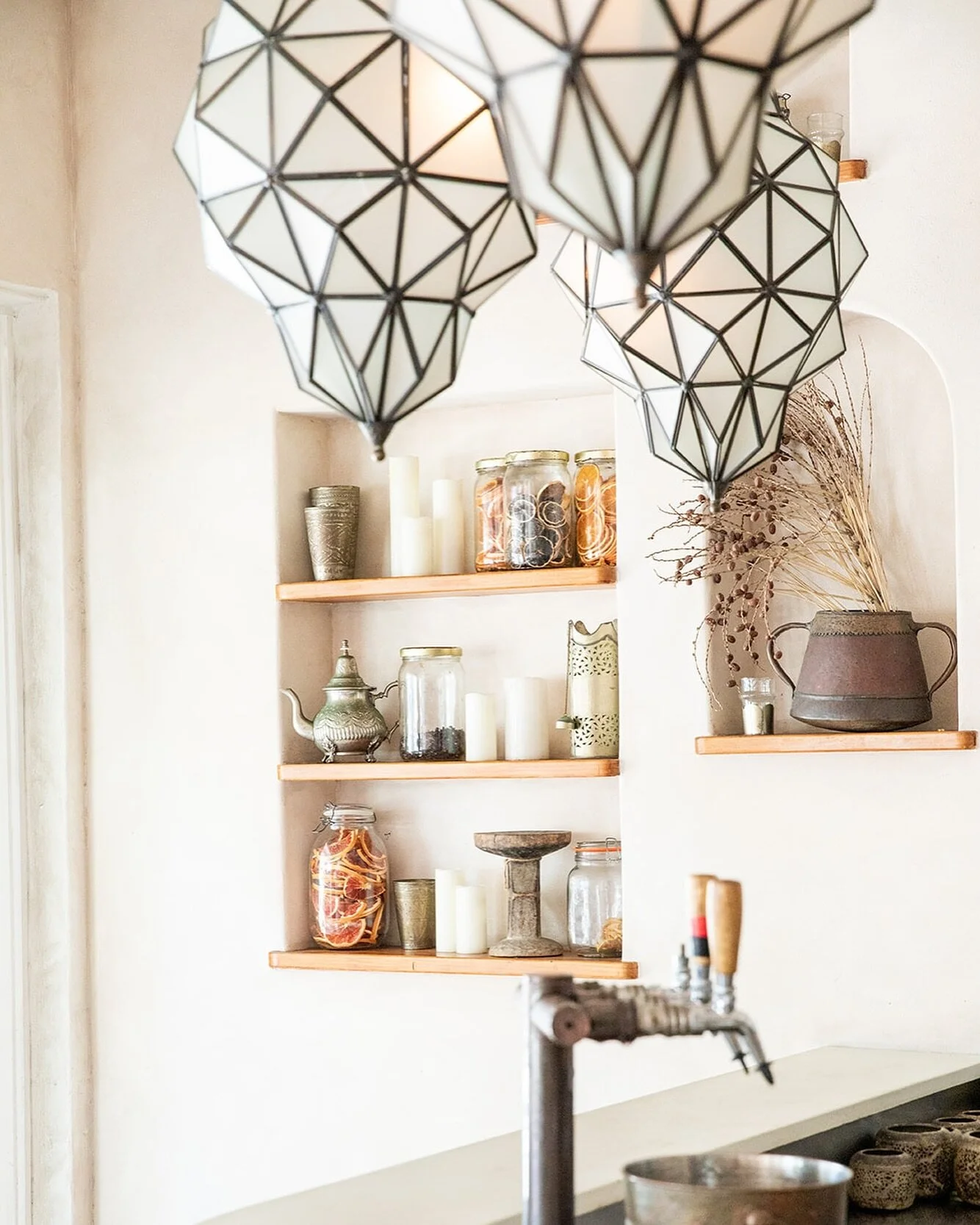 The weekend is here and we can&rsquo;t wait to see you! 

Friday 12:30 pm 
Saturday 12:30 pm 
Sunday 3 pm

📸 @rachelchevell

#themezclub #byronbay #byronbayeats #byronbayrestaurants #visitbyronbay #destinationbyronbay #dinnerbyronbay #goodfoodbyronb