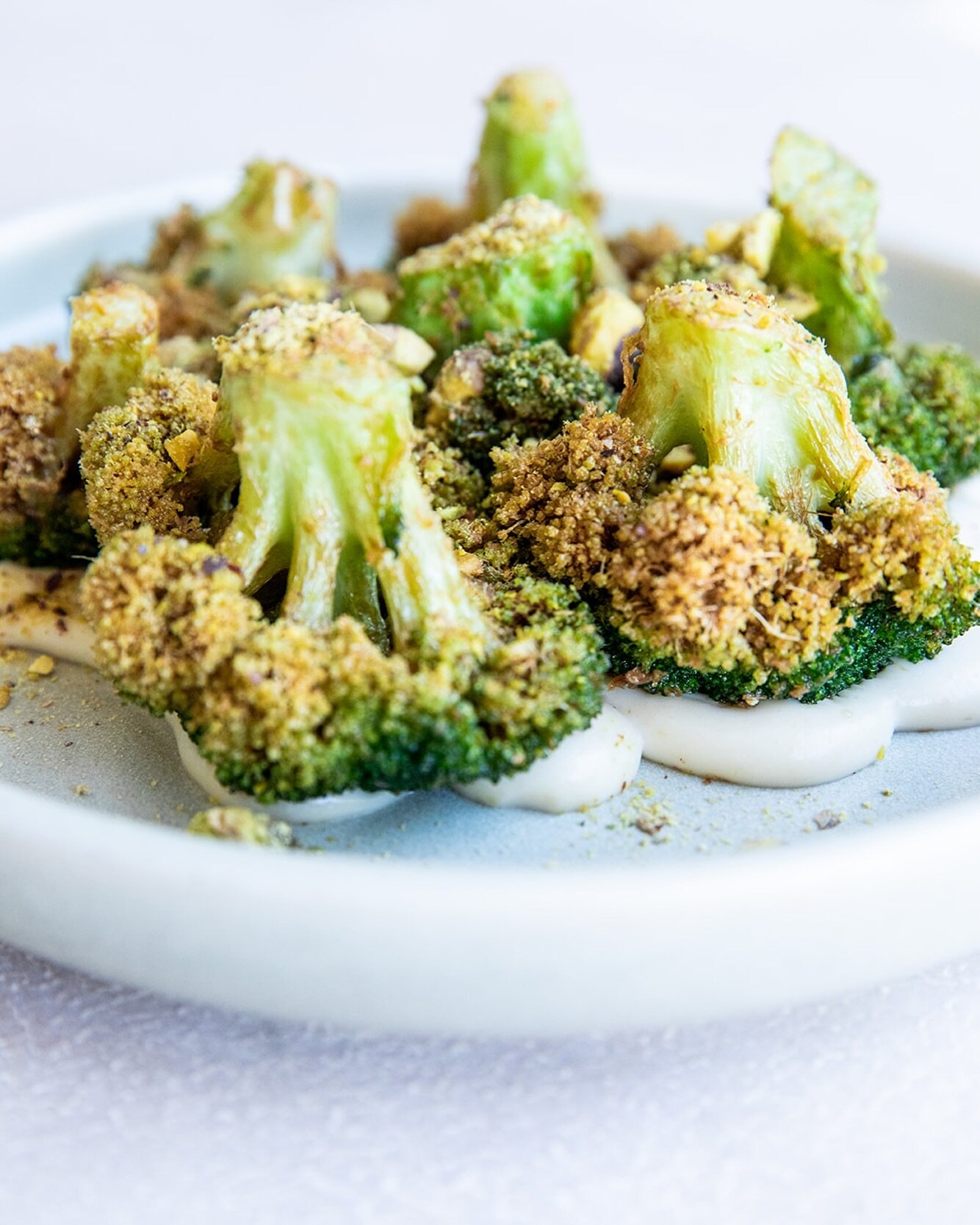 🥦 Broccoli 🥦 like you&rsquo;ll never forget it! 

Crispy broccoli served over ginger sauce, topped with pistachios and ginger salt. 

📸 @rachelchevell

#themezclub #byronbay #byronbayeats #byronbayrestaurants #visitbyronbay #destinationbyronbay #d