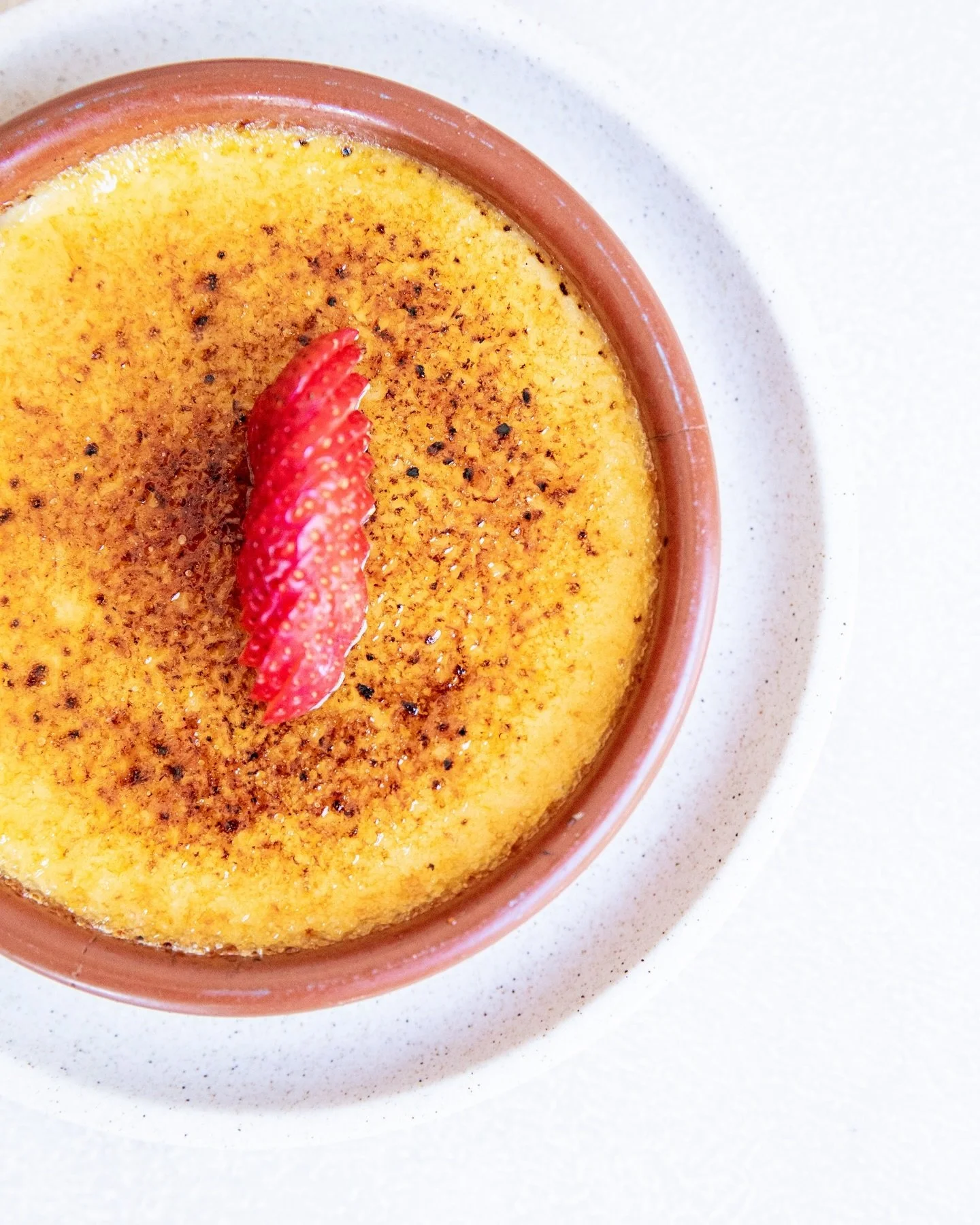 Indulgence at its finest! 🤌🏼

Sweeten up your hump day with our creamy, crunchy and oh so delicious creme br&ucirc;l&eacute;e 

Book at the link in our bio 🥂

📸 @rachelchevell

#themezclub #byronbay #byronbayeats #byronbayrestaurants #visitbyronb