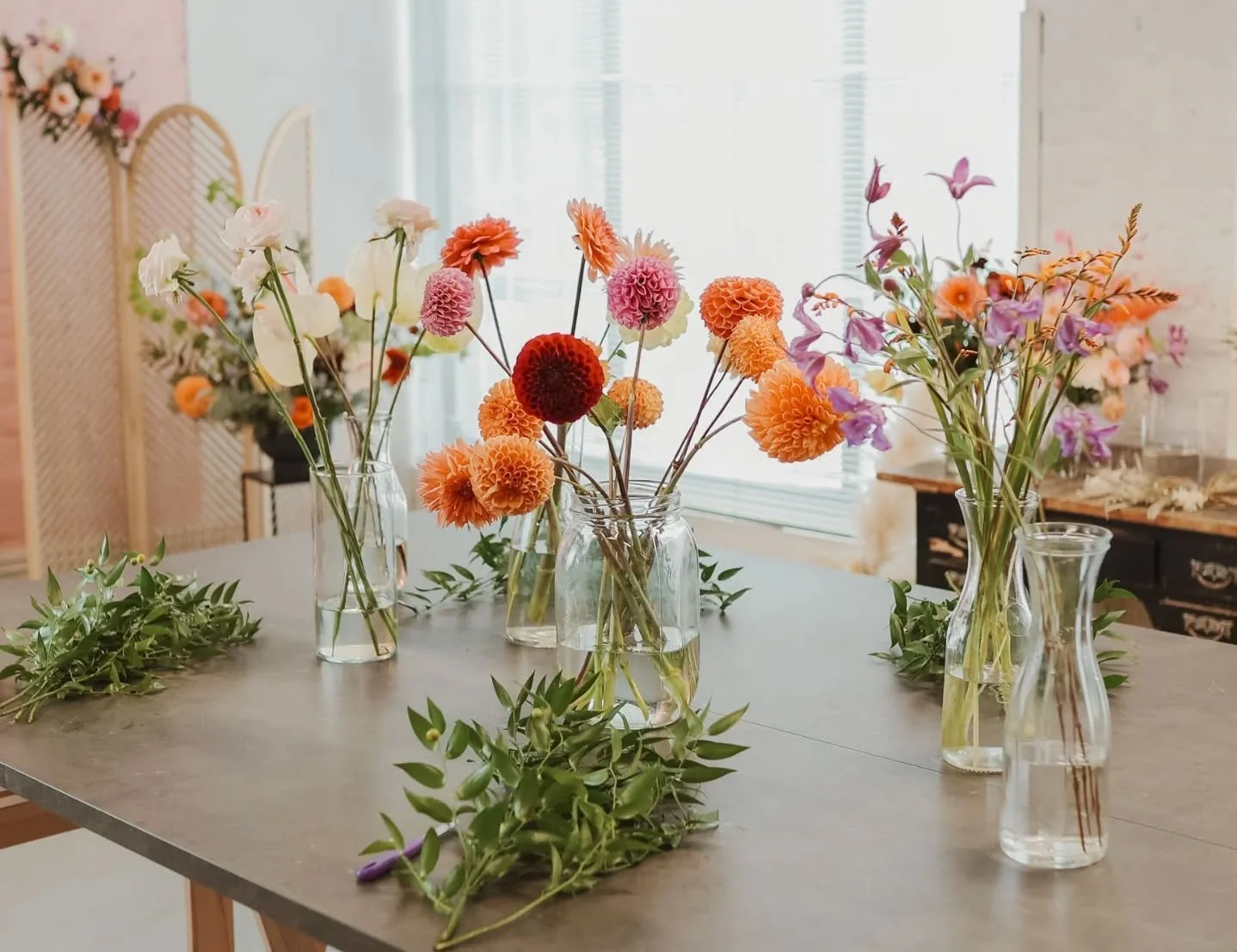 Syksyn ensimm&auml;iset kukkapajat on nyt avattu!💐🤎✨️

Syyskuussa p&auml;&auml;st&auml;&auml;n j&auml;lleen avointen kukkapajojen pariin;

17.9. Klo 17.30 Daaliakimppu - eli kukkapaja, jossa sidotaan syksyinen kimppu upeista kotimaisista daalioista