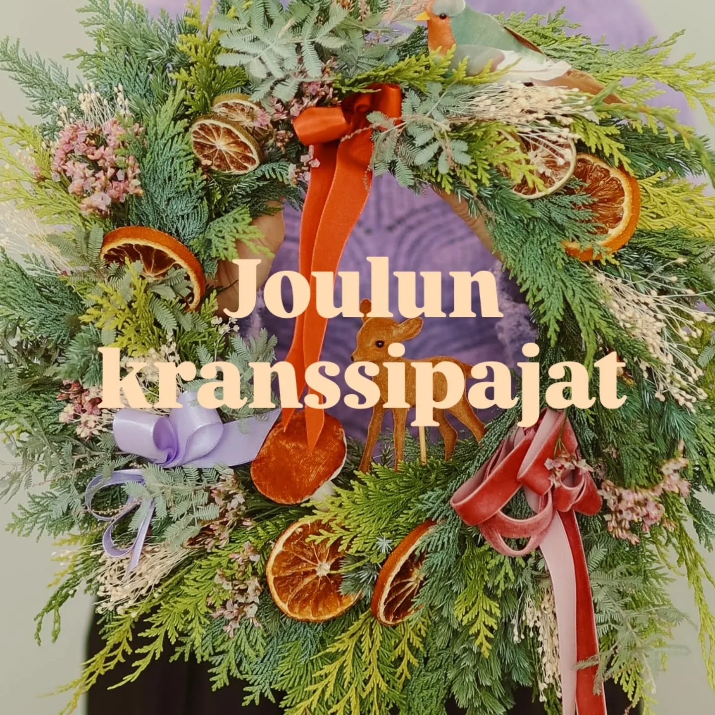 Joulun kranssipajat ja kukkabrunssit on nyt varattavissa verkkokaupassamme www.kukkatehdas.net/verkkokauppa ✨️

Seuraavat jouluiset kranssipajat pidet&auml;&auml;n Kukkatehtaan studiolla Kalasatamassa (Lautatarhankatu 6 sis&auml;piha) klo 17.30 alkae