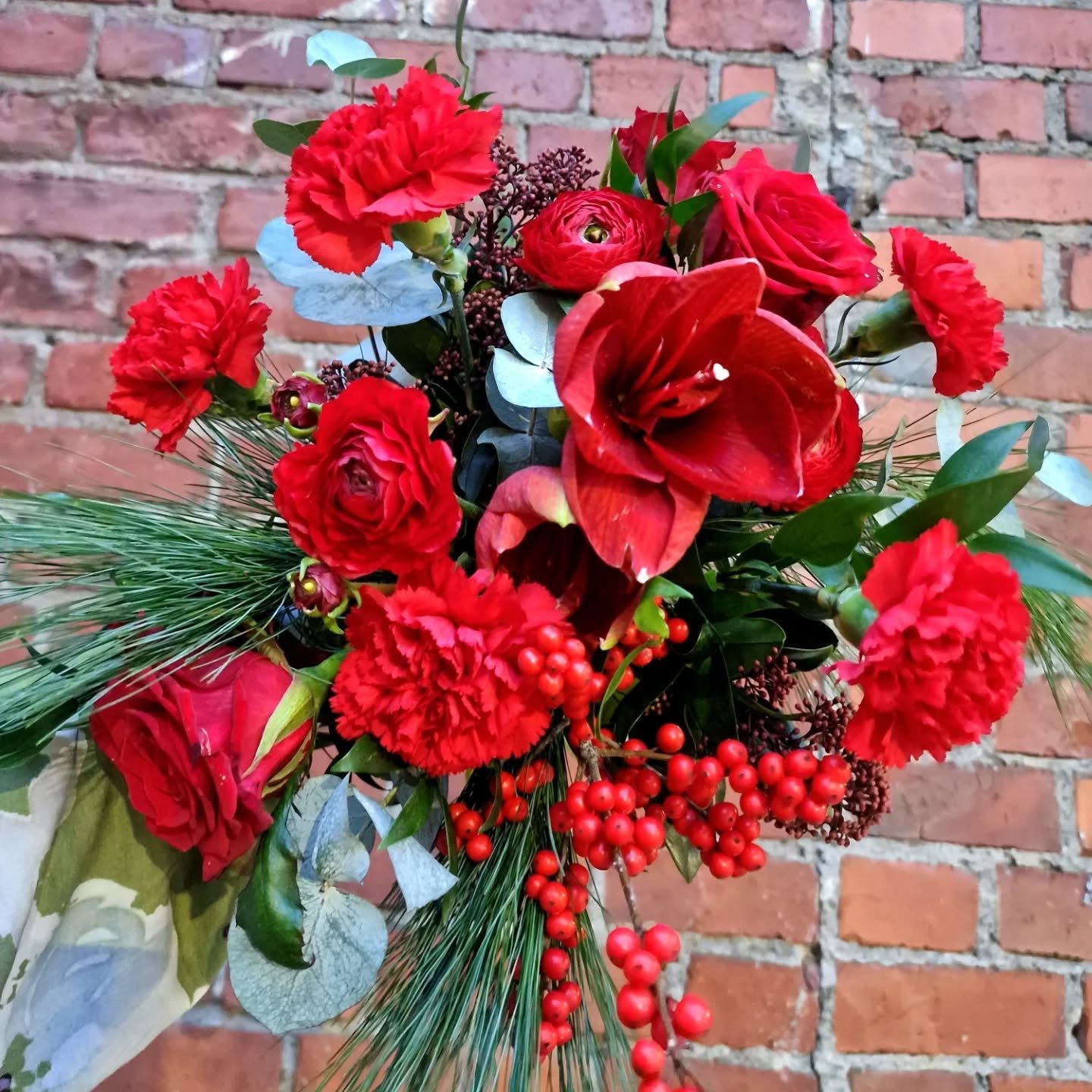 Joulukimppujen ennakkotilauksia otetaan edelleen vastaan verkkokaupassamme www.kukkatehdas.net/verkkokauppa. L&auml;mmin kiitos jo tilauksen tehneille!❤️ Punainen 'Red red Christmas' n&auml;ytt&auml;&auml; olevan t&auml;m&auml;n joulun suosikki!❤️ On