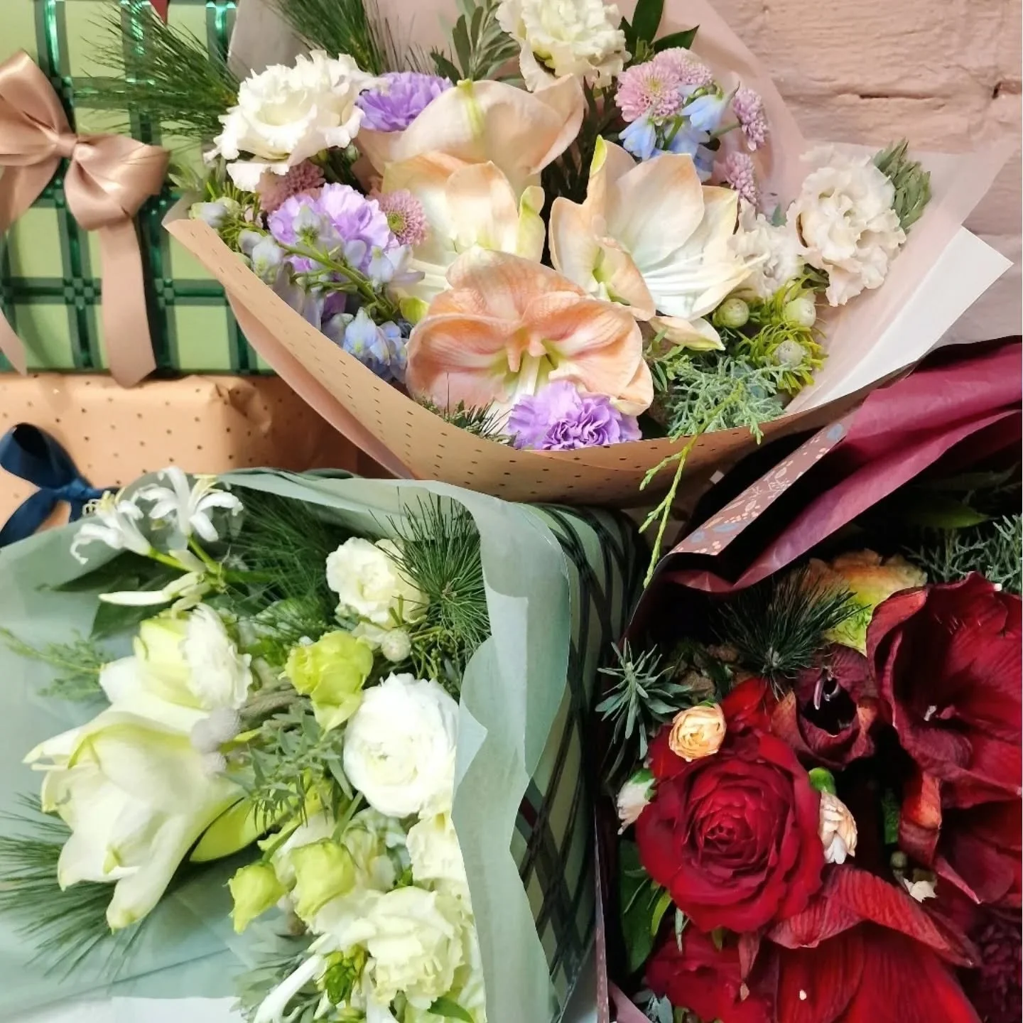 Kukkatehtaan joulukukat l&ouml;yd&auml;t t&auml;n&auml; vuonna:

🎀 verkkokaupasta www.kukkatehdas.net/verkkokauppa - noudolla tai toimituksella.

🎄 Teurastamon joulumarkkinoilta la-su 20.-21.12. klo 11-18 - misteli&auml;, kransseja, joulukukkia ja 