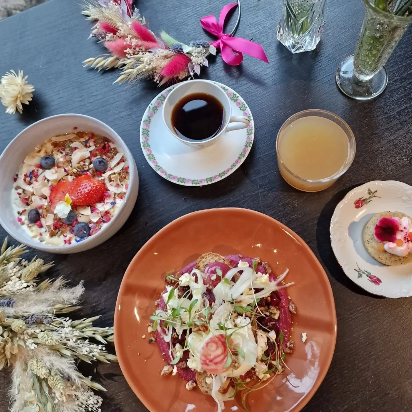 Kukkabrunssi-arvonta!🌸 Yst&auml;v&auml;np&auml;iv&auml;n&auml; 14.2.26 ja Naistenp&auml;iv&auml;n aattona 7.3.26 Katetaan j&auml;lleen ihana Kukkabrunssi @ravintolabruket (Kaikukatu 3 Hki) 🤎

Ohjelmassa herkuttelua ja kukkapuuhaa, ystisbrunssilla t