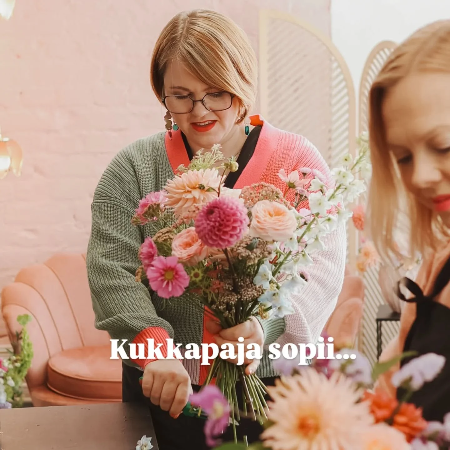 Kev&auml;&auml;n kukkapajat varataan nyt!💐✨️

Kukkapaja sopii mainiosti monenlaiseen tapahtumaan polttareista babyshowereihin ja tiimip&auml;iv&auml;st&auml; tyhyp&auml;iv&auml;&auml;n, syntt&auml;reille, kes&auml;juhliin.. Voit tuoda oman porukkasi