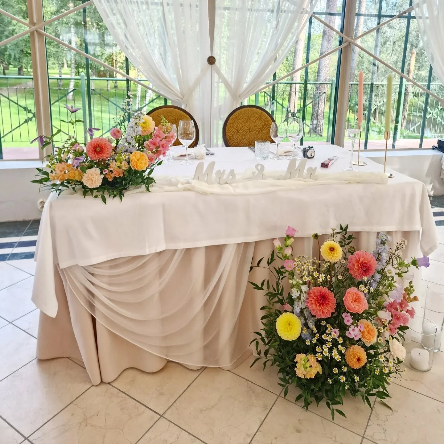 H&auml;&auml;tunnelmia @hirvihaarankartano ✨️

Hirvihaaran kartano lasipaviljonkeineen on yksi pk-seudun upeimpia juhlapaikkoja! T&auml;ss&auml; muutamia kukituksia joita olemme saaneet sinne toteuttaa. Aina ilo!✨️🌸🌿

#h&auml;&auml;t #h&auml;&auml;