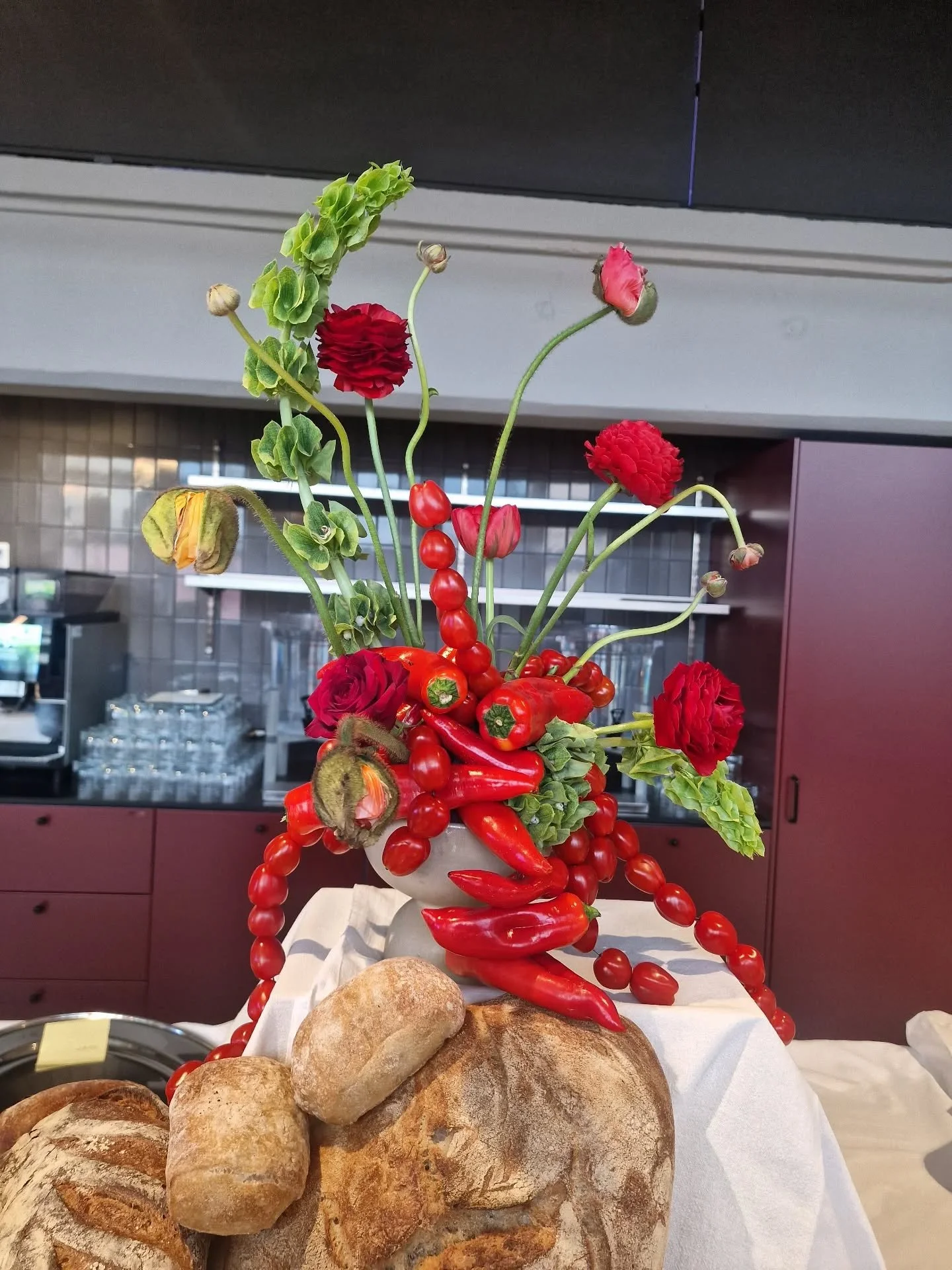 🍅 Veggies &amp; flowers for @ravintolabruket catering @liwlig_finland event 🌿