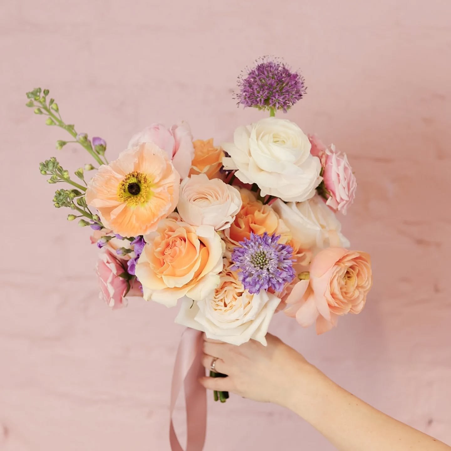 Persoonalliset h&auml;&auml;kukat 🌸✨️🎀🌼 Jokainen h&auml;&auml;kukkakokonaisuus on erilainen, sill&auml; jokaiset juhlat ovat ainutlaatuiset! Sunnittelussa huomioidaan s&auml;vy- ja kukkatoiveet, tyyli, sesonki ja kukkien saatavuus, budjetti ja muu