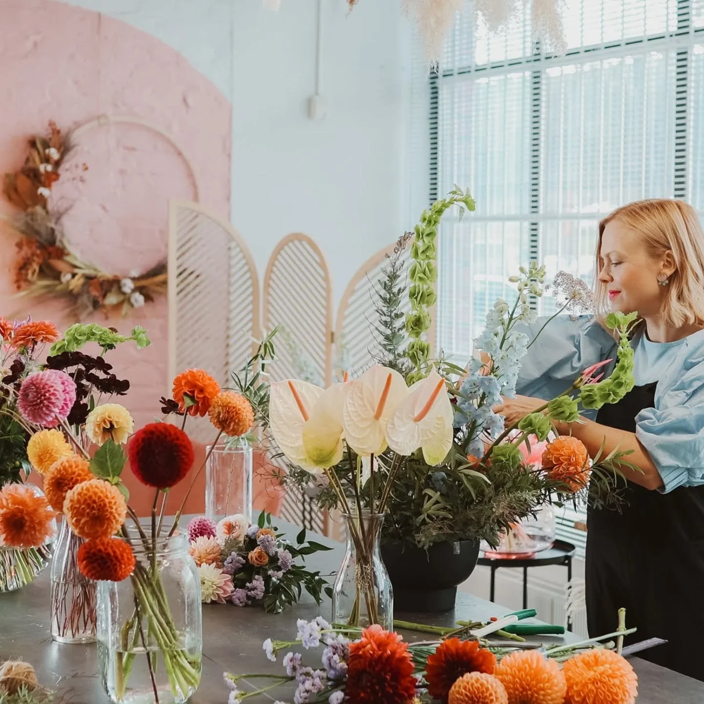 Tapahtumient&auml;yteinen viikonloppu tulossa!🤩

Huomenna lauantaina ohjelmassa kukkabrunssi Bruketissa mukavan runsaslukuiselle porukalle, muutama yksityinen pajaporukka studiolla sek&auml; h&auml;&auml;kukkien toimitusta juhlapaikalle.✨️

Koko vii