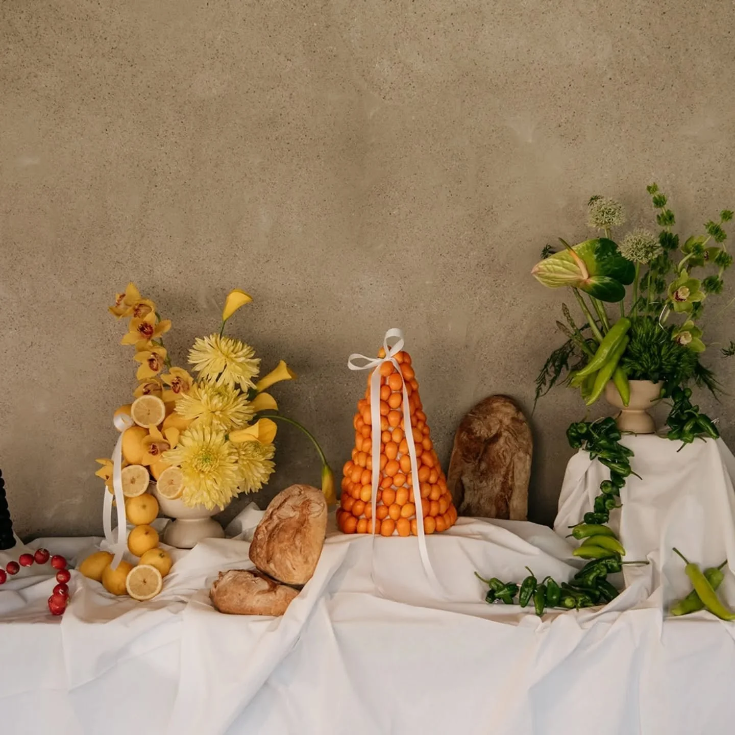 Buffet, anyone?🍋🫑🌼

Mit&auml;p&auml; jos teid&auml;n seuraavien juhlien buffet-p&ouml;yt&auml; n&auml;ytt&auml;is t&auml;lt&auml;? Saadaanko tulla koristelemaan?🤩

@kukkatehdas x @ravintolabruket 

📷 @vaisanen.heidi

#buffet #catering #juhlap&ou
