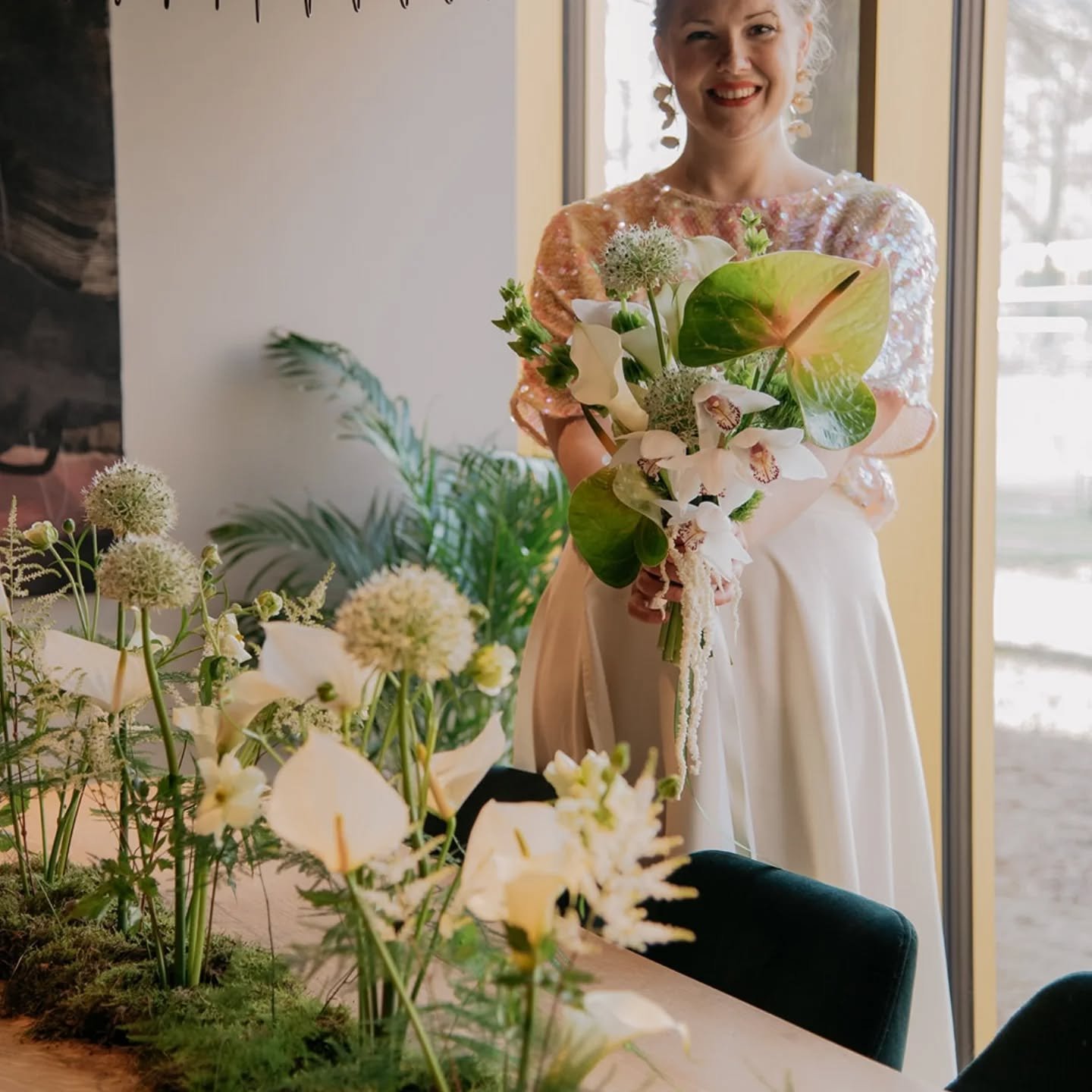 Valkoista ja vihre&auml;&auml; 🌿 Modernia, ilmavaa, herkk&auml;&auml; ja luonnollista. H&auml;ihin, juhliin, illallisille. Toimii aina!💚

Kukat @kukkatehdas 
Venue @ravintolabruket 
Asut @lilimarleena 
Kuvat @vaisanen.heidi