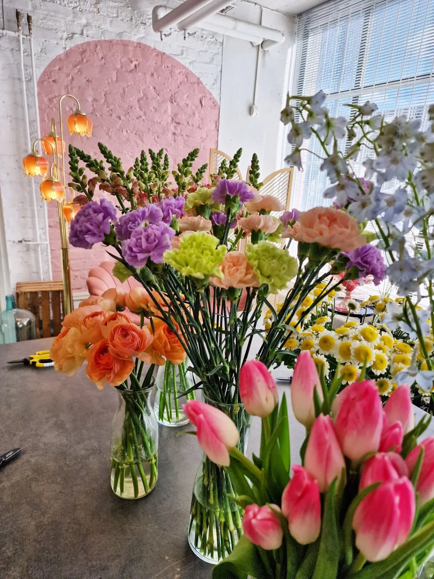 Kes&auml; ja kukkapajat 💐

Se on kes&auml;kuu koittanut, ja kauden viimeiset avoimet kukkapajat pidet&auml;&auml;n l&auml;hiviikkoina:

10.6. Klo 17.30 Kes&auml;kimppu-pajassa opetellaan leikkokukkien k&auml;sittely&auml; ja sidotaan kimput spiraali