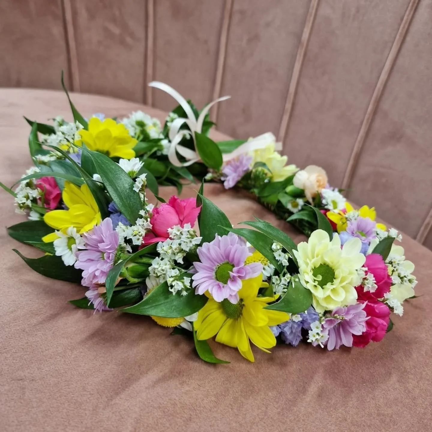 Juhannus l&auml;hestyy, onko kukkaseppeleasiat kunnossa?

Tule tekem&auml;&auml;n oma juhannusseppeleesi Kukkatehtaan juhannusetkoille keskiviikkona 17.6. Klo 17.30!🌸🌿
Ota mukaan kiva kaveri tai tule yksin mukavaan porukkaamme, omia juomia voi otta