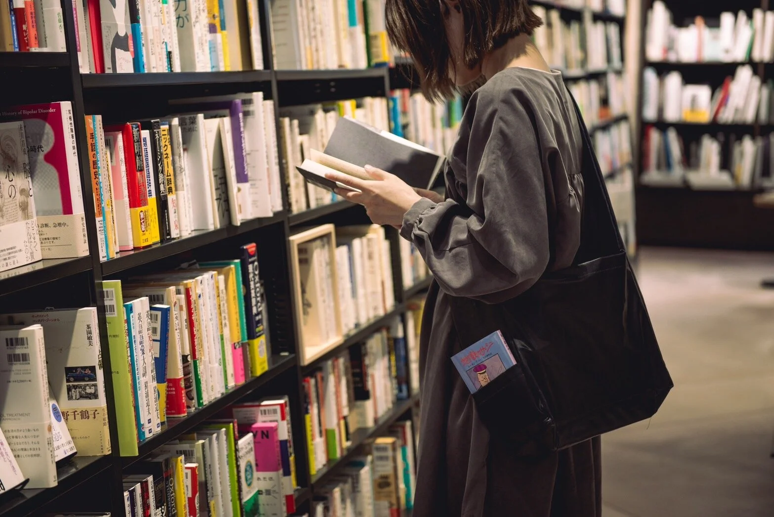 bookwordrobe「読者のための鞄」を販売