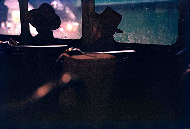ソール・ライター 《夜のバス》 1950年代、発色現像方式印画 ©Saul Leiter Foundation