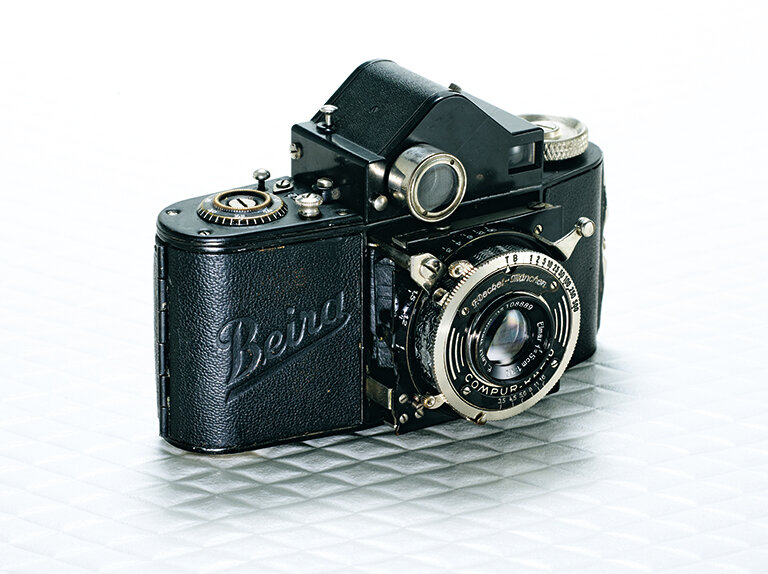バイラII エルマー 50／3.5付き 253,000円（早田カメラ） ドイツのウォルデマー バイヤー社が1936年に製造した、35mm判フルサイズ（ライカ判の初期のカメラ）。単眼鏡を内蔵してヘリコイドと連動させ、距離を合わせたユニークな構造です。