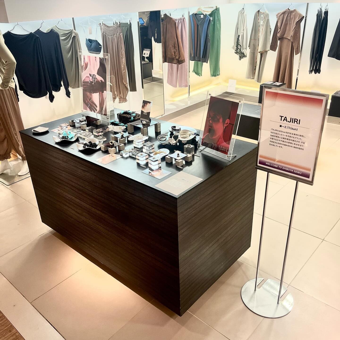 『TAJIRI 2024 POPUP STORE 』in 西武渋谷

Silver925素材をメインに展開するジュエリーブランド「TAJIRI」(@tajiri.official )が西武渋谷でポップアップを開催。
「形態と認識の不一致の純度」をコンセプトに掲げ、危機感をもたらす不安定さを捉えながら、生命力に満ちたジュエリーを創作している。一見、奇妙に写る形態も絶妙なバランスでカジュアルにもモードに幅広く親和性がある。
リングを中心にネックレス、イヤーカフなどサイズ展開も豊富で男性・女性どちらに