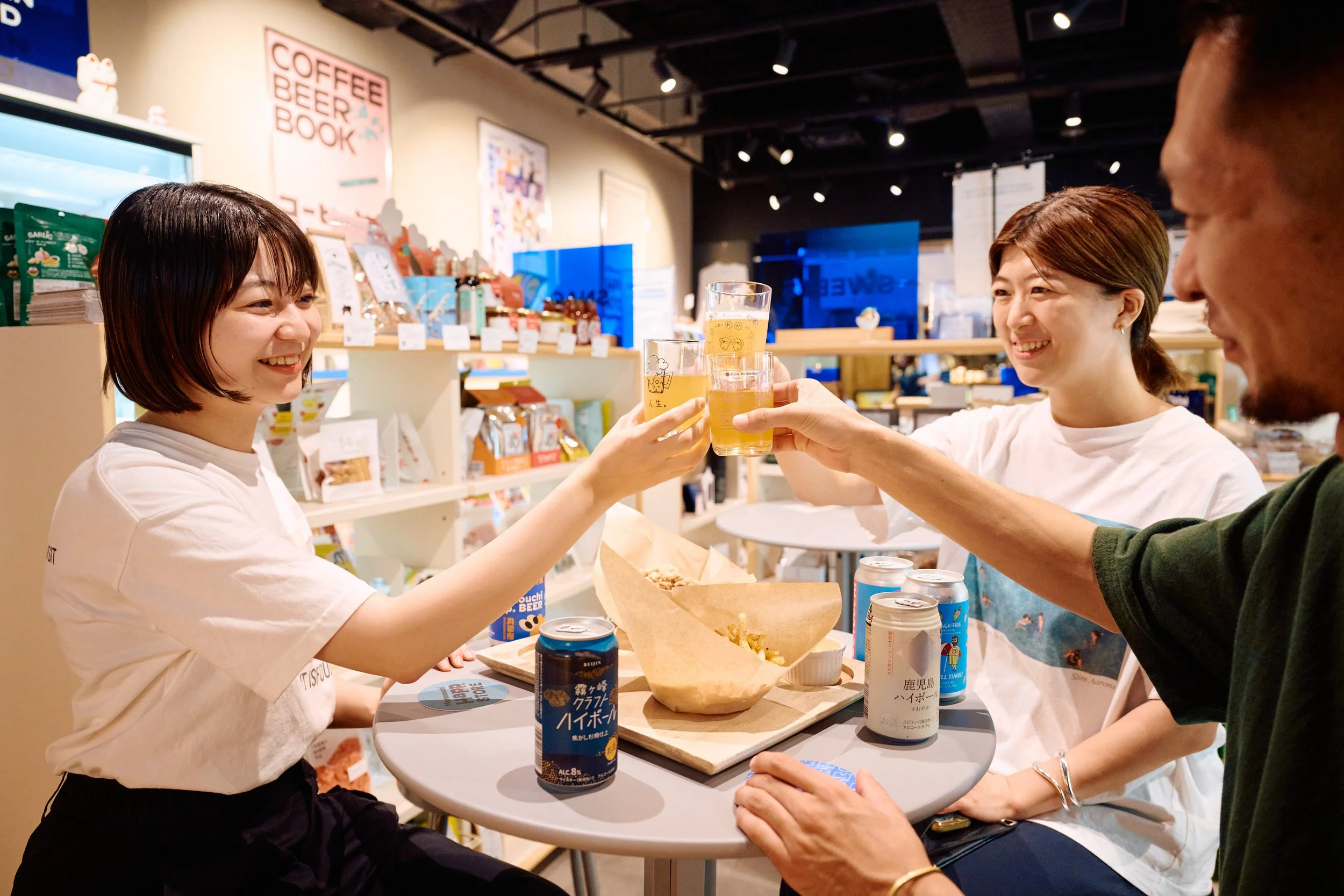 角打ちもできるスペースもあります