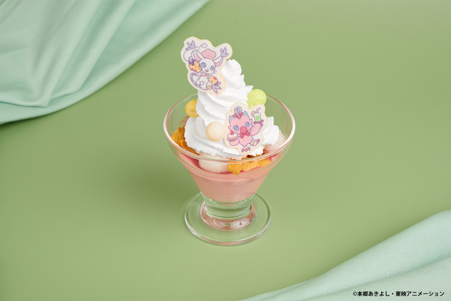 ピヨモンとテイルモンのいちごパフェ