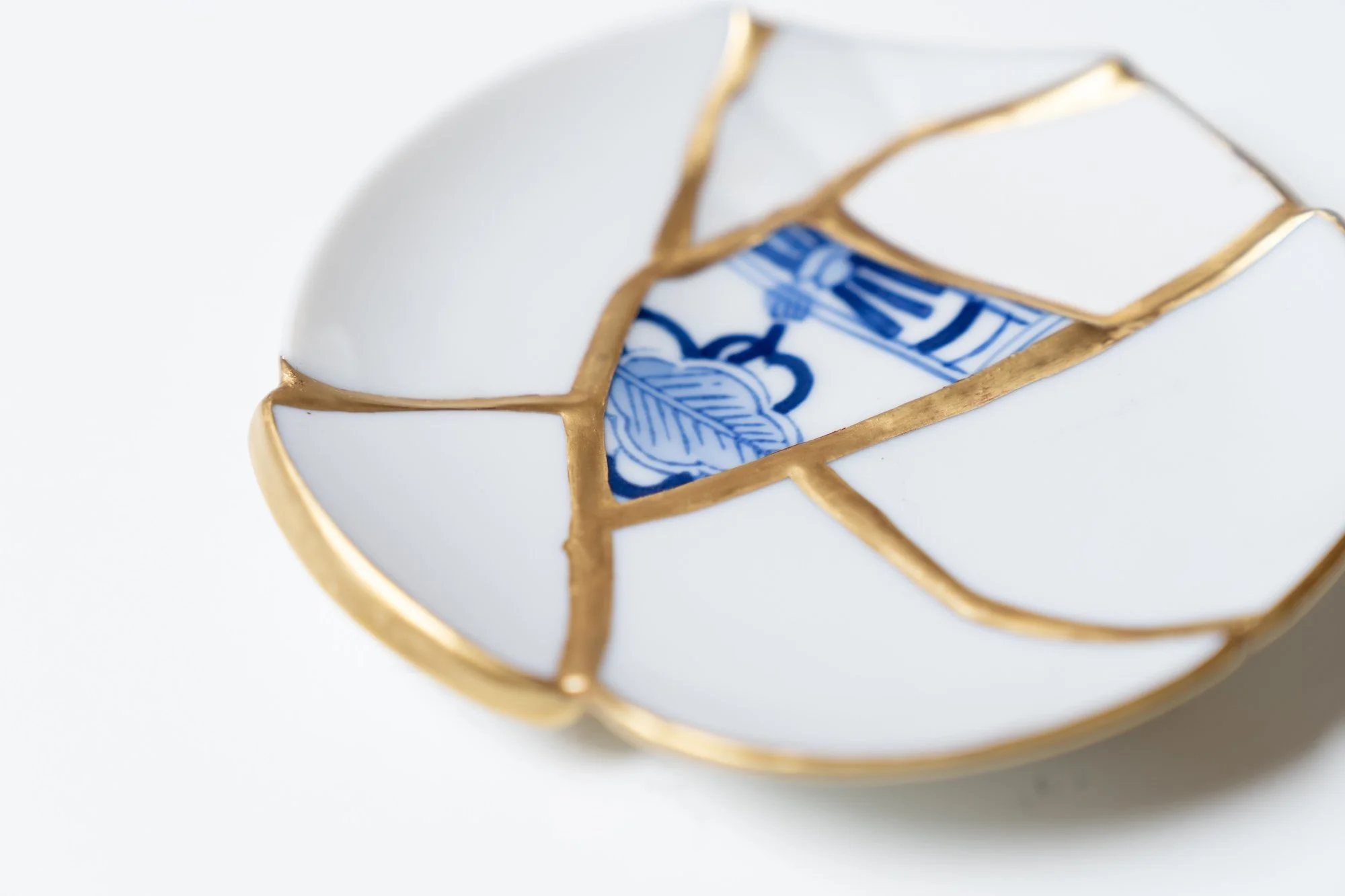 能登地震の瓦や廃棄予定の陶磁器が芸術作品に変わる。「We Are All Fragments」展覧会開催