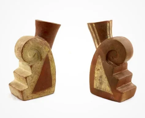 ＜階段文様と半渦巻きのシンボル＞紀元後100 – 800年　ラルコ博物館所蔵 ©MUSEO LARCO  LIMA – PERU