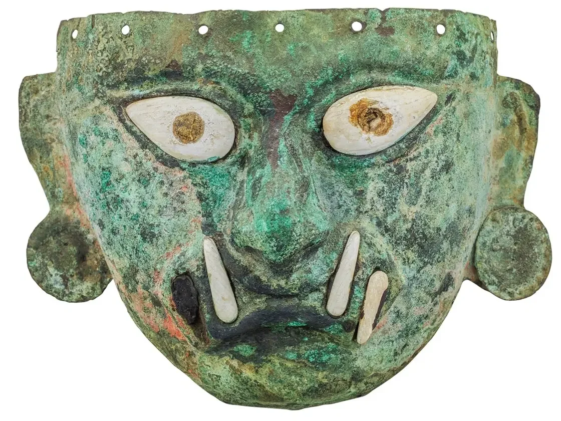 ＜アイ・アパエックの顔を表現した葬送用仮面＞紀元後100 – 800年　ラルコ博物館所蔵　©MUSEO LARCO  LIMA - PERU