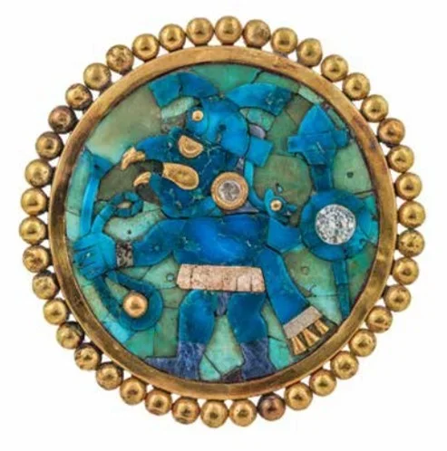 ＜鳥の戦士を象ったモザイク装飾の耳飾り＞紀元後100 – 800年　ラルコ博物館所蔵 ©MUSEO LARCO  LIMA - PERU